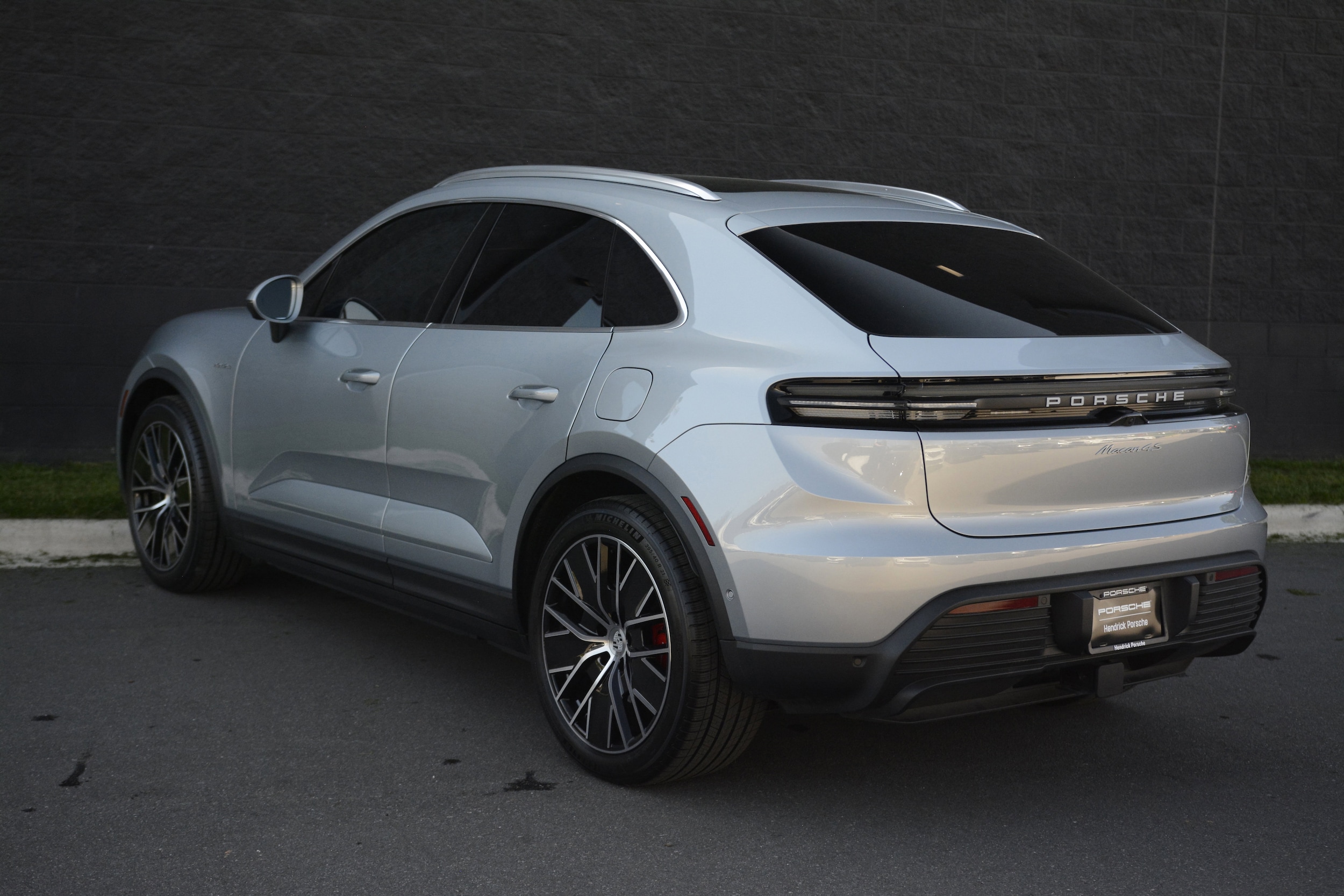2025 Porsche Macan Electric 4S photo 2