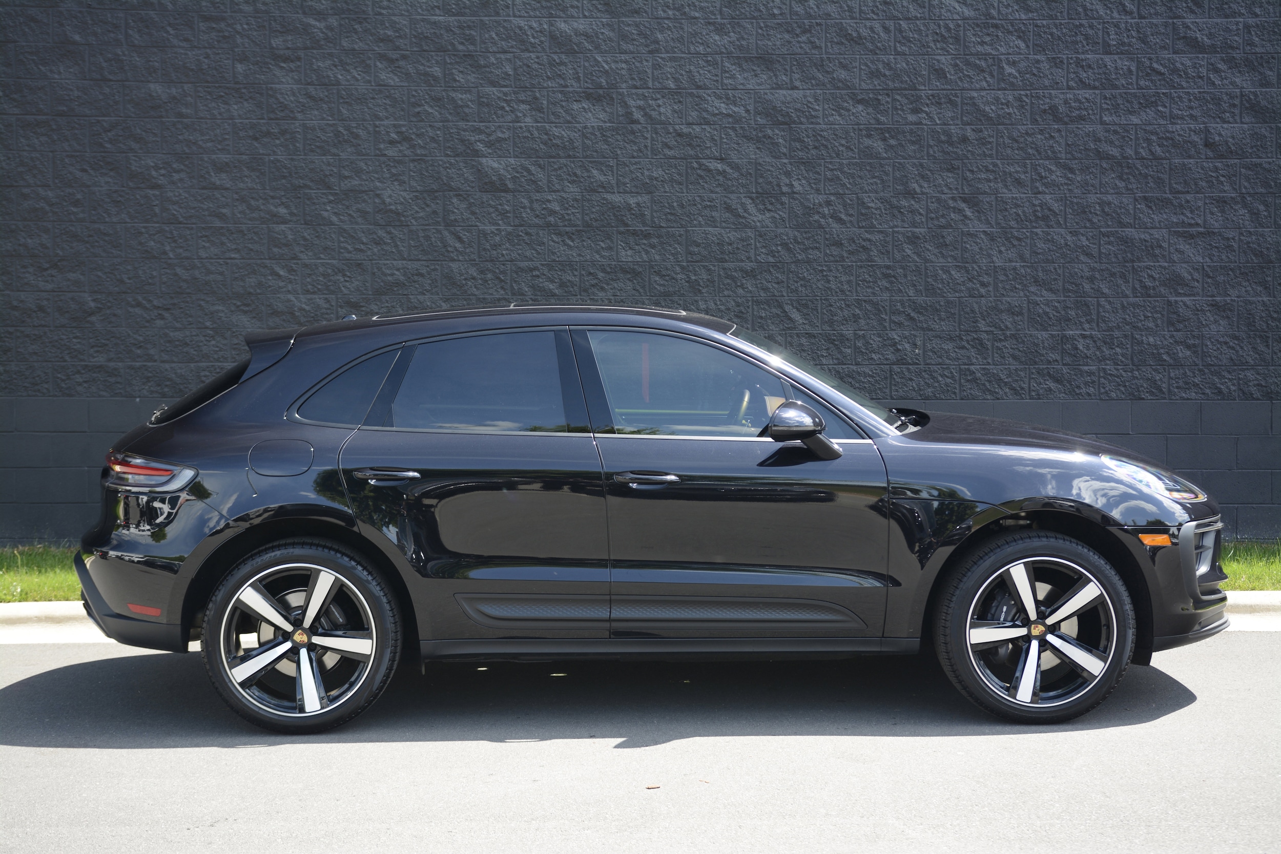 2026 Porsche Macan photo 3