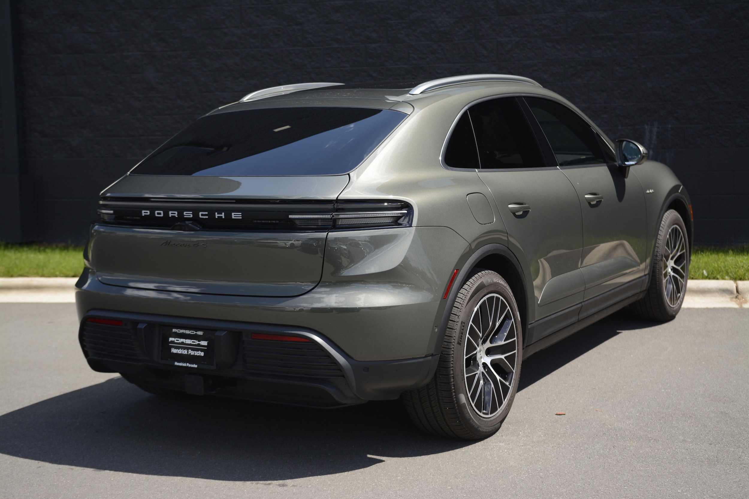 2025 Porsche Macan Electric 4S photo 6
