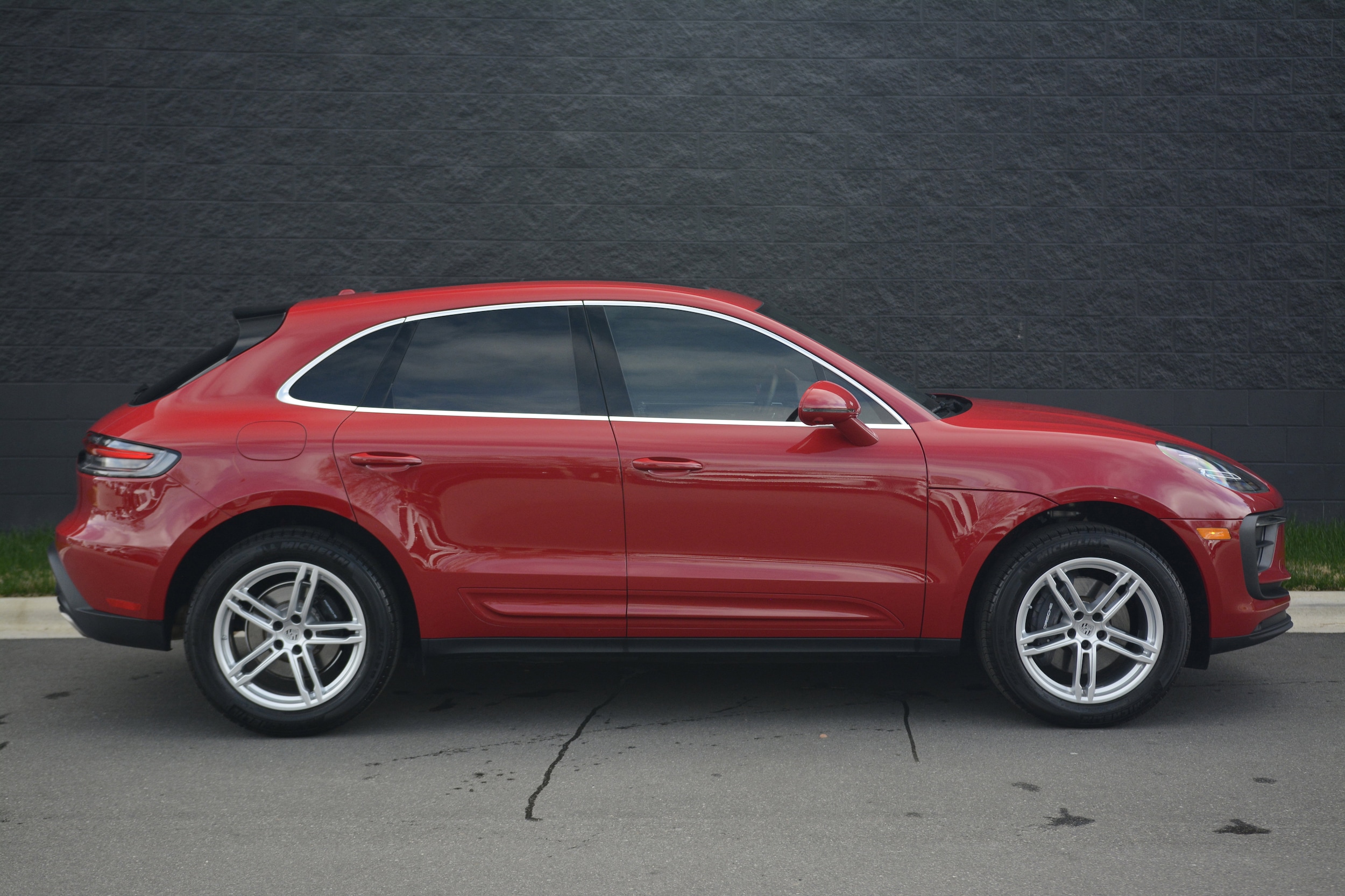 2025 Porsche Macan photo 3