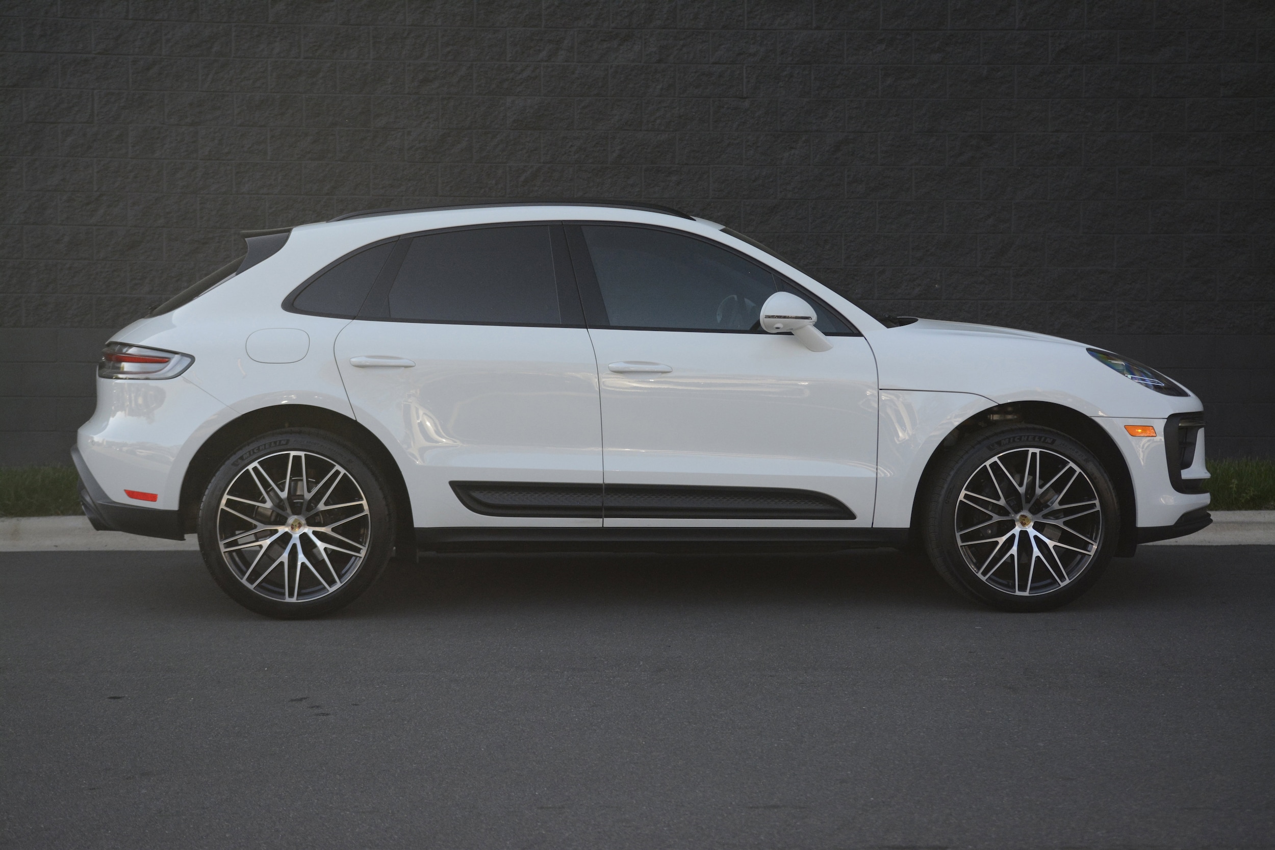 2026 Porsche Macan photo 3