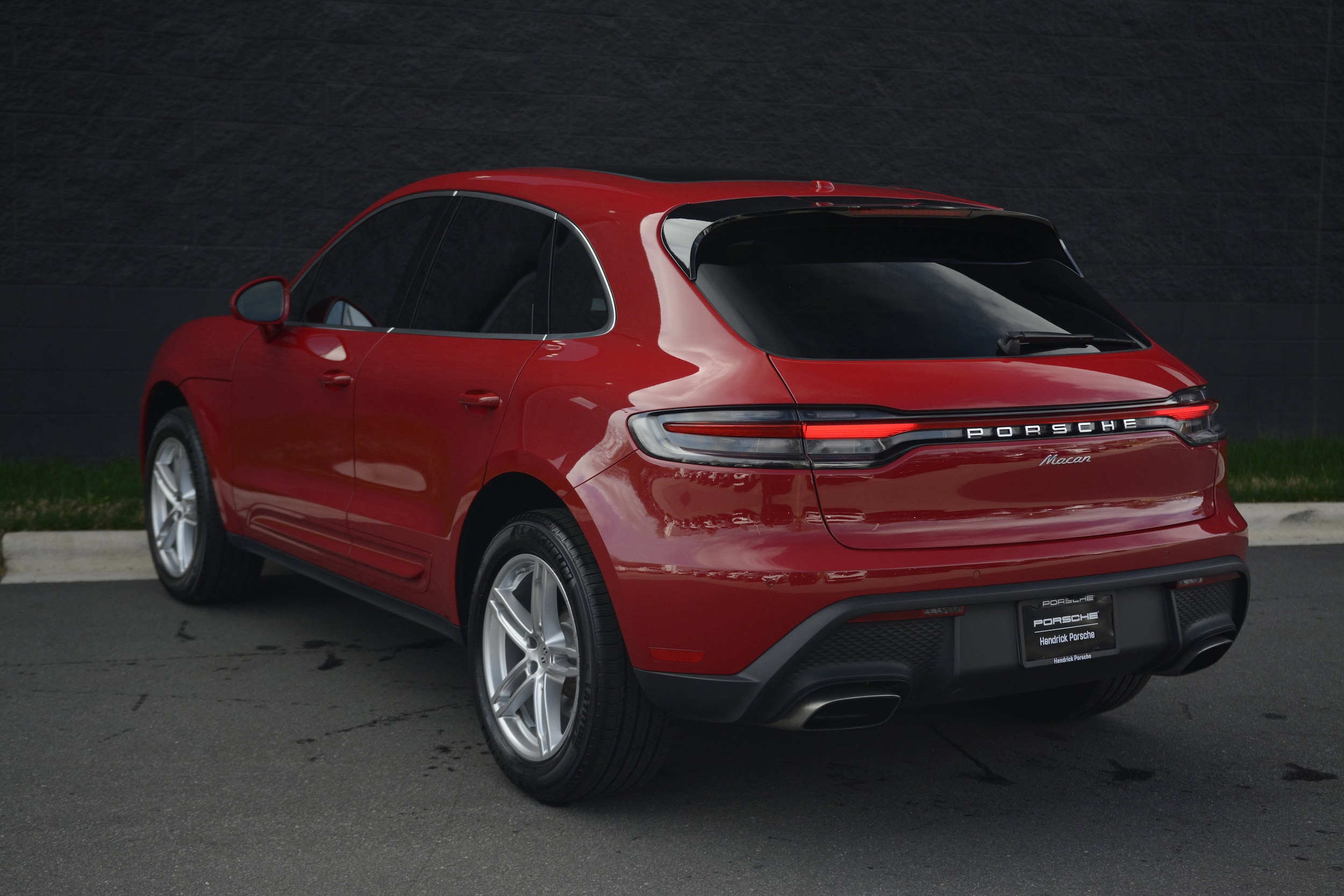 2025 Porsche Macan photo 2