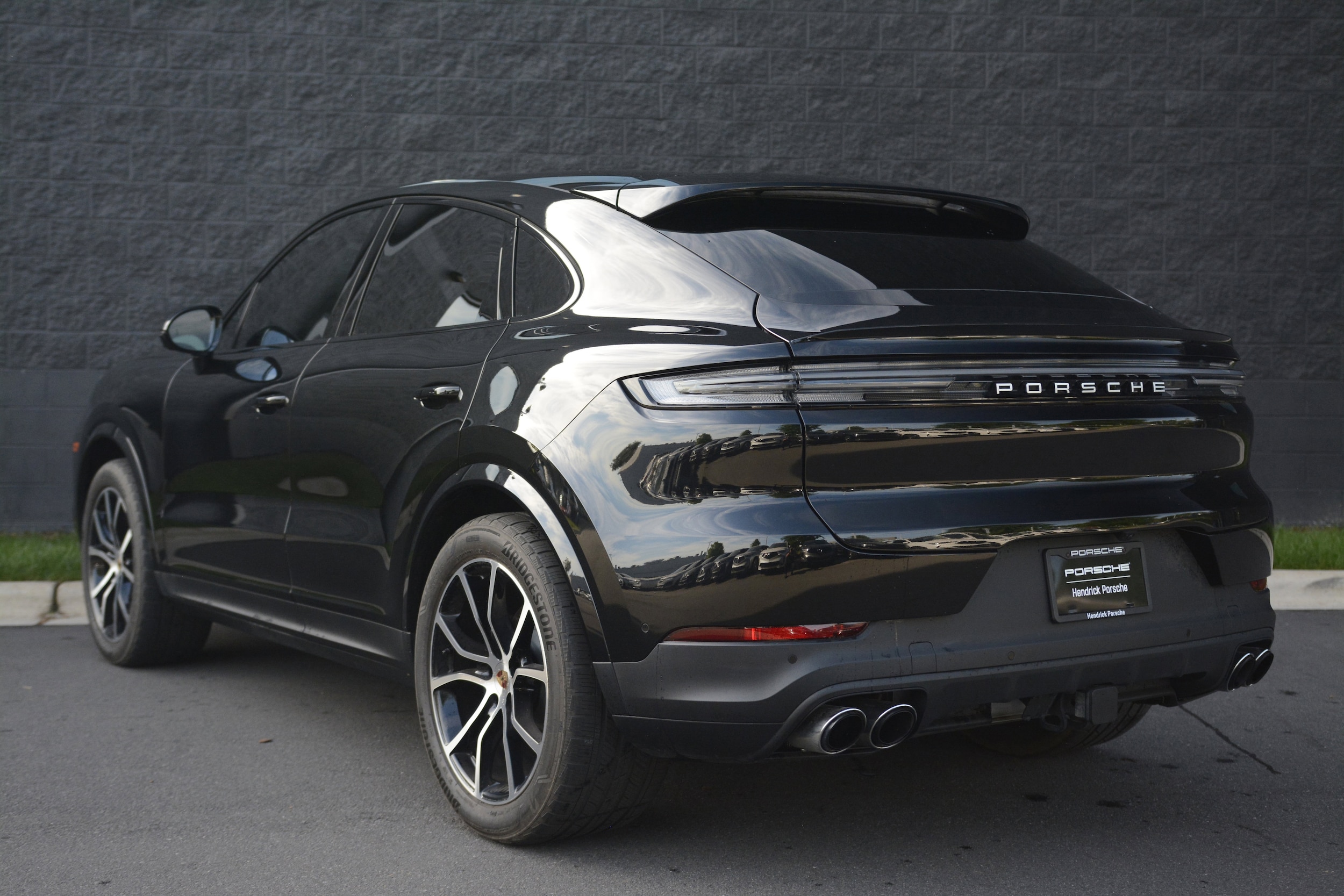 2025 Porsche Cayenne Coupe photo 2