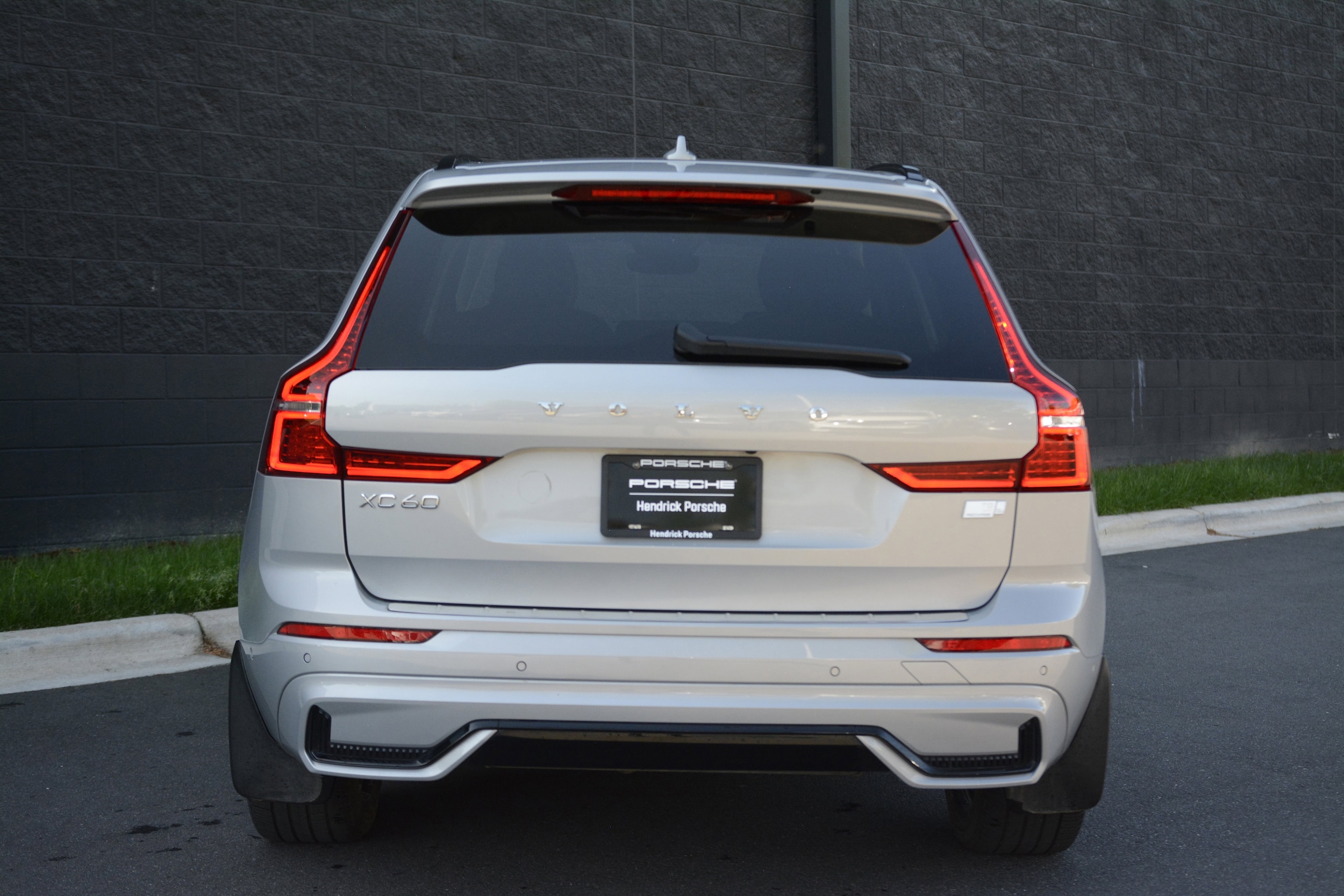 2023 Volvo XC60 Recharge Plug-In Hybrid Ultimate Dark photo 4