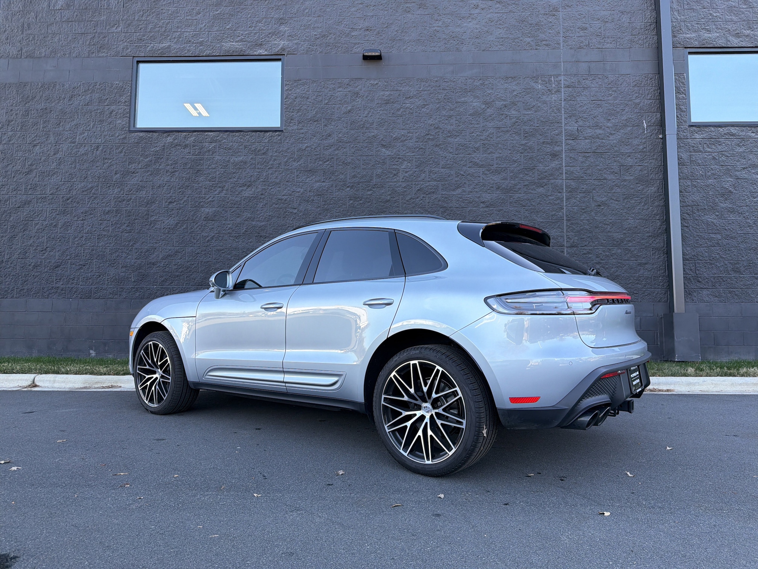 2025 Porsche Macan photo 2