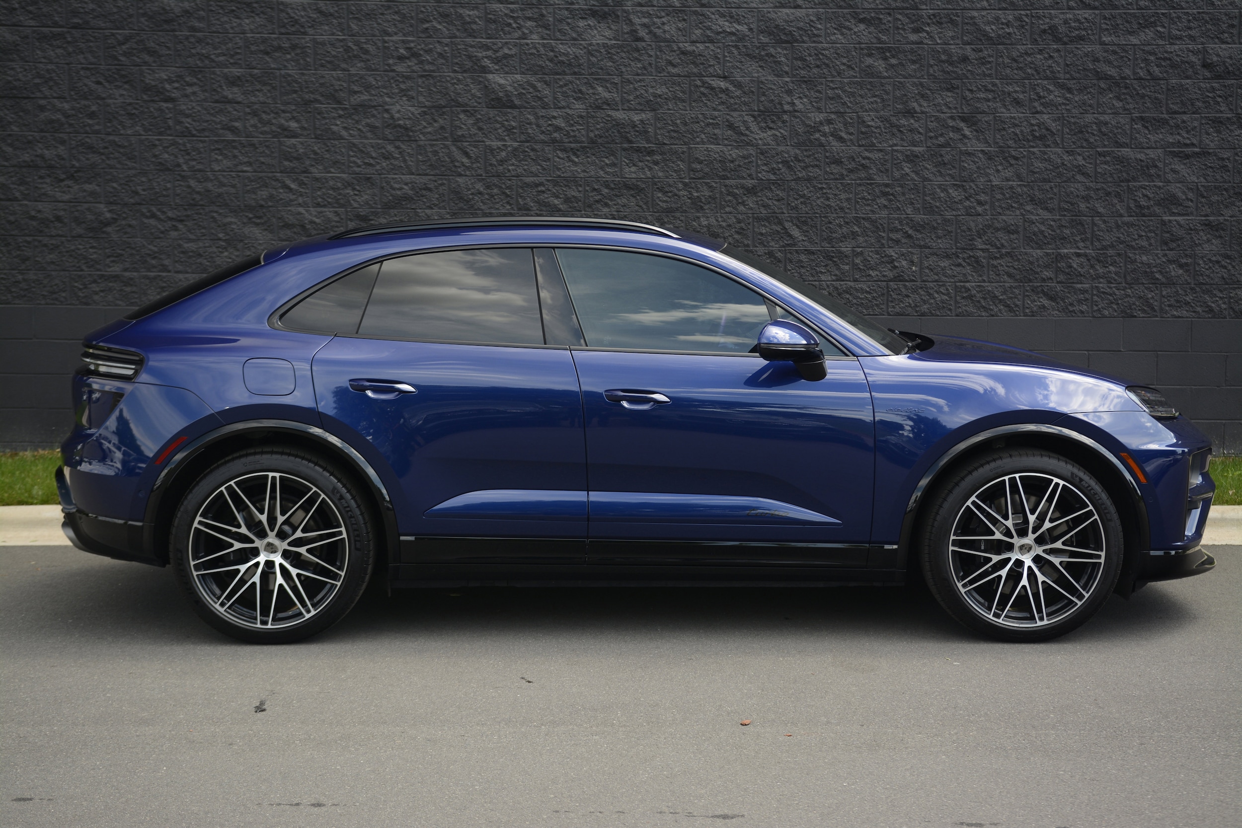 2025 Porsche Macan Electric Turbo photo 3