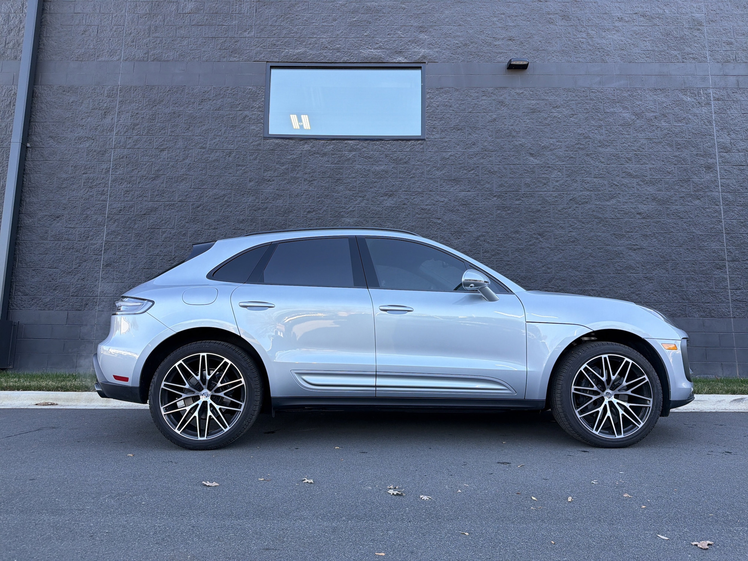 2025 Porsche Macan photo 3