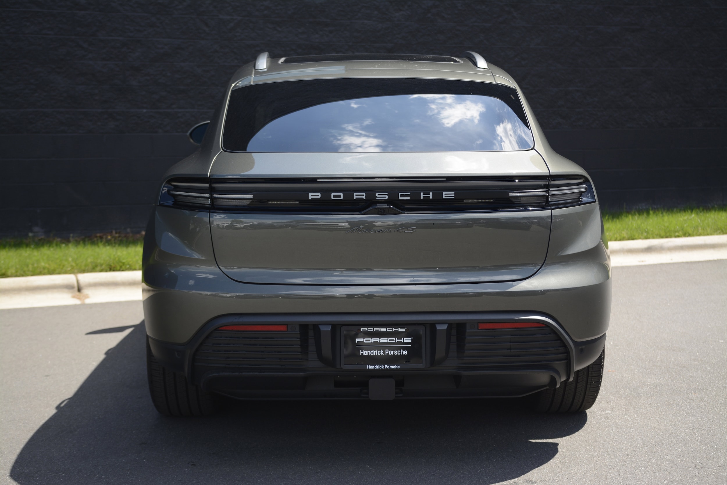2025 Porsche Macan Electric 4S photo 5