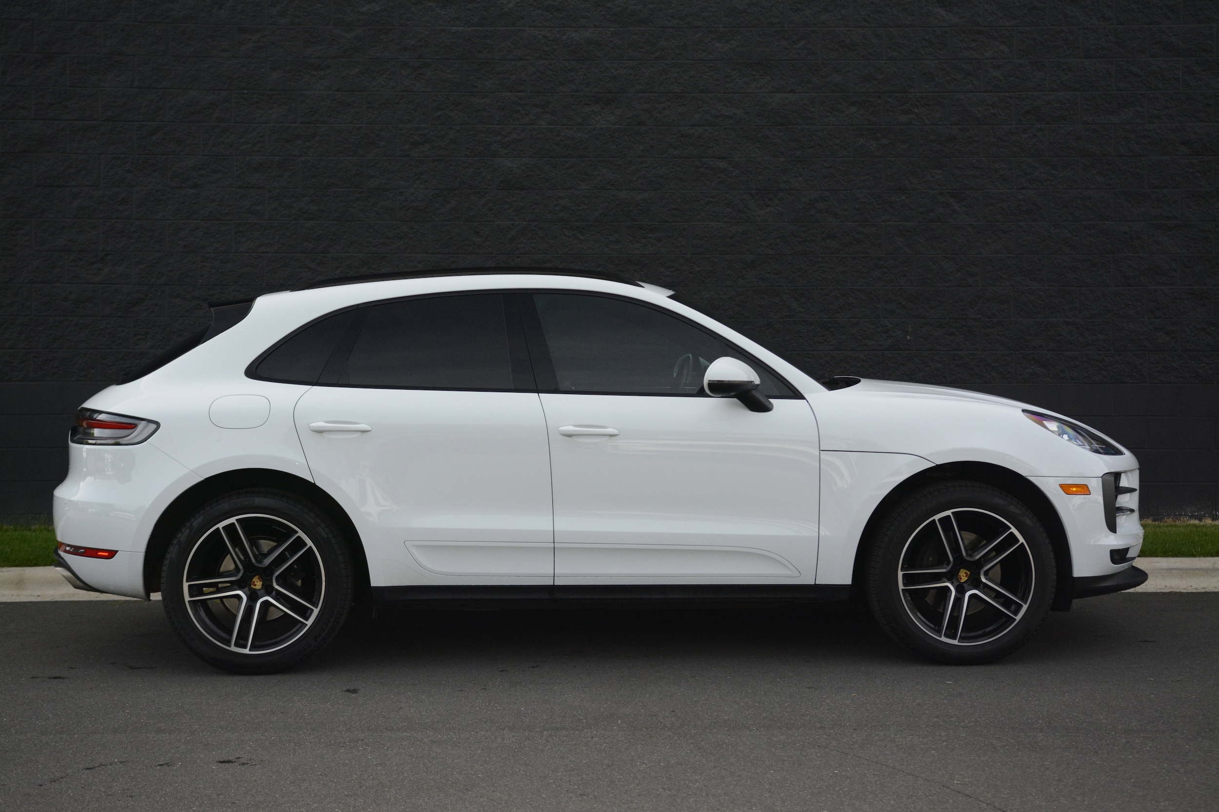 2020 Porsche Macan photo 3