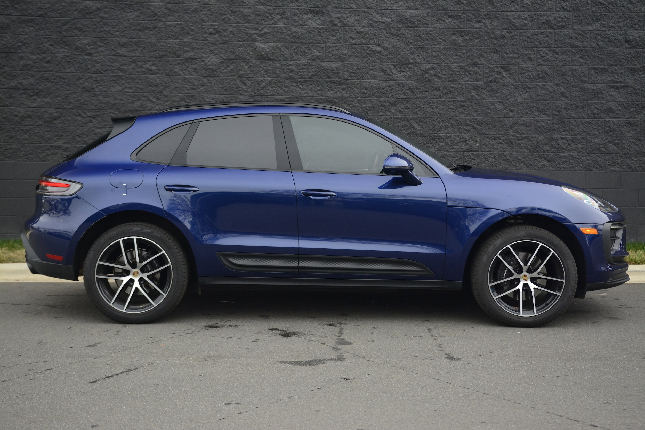 2025 Porsche Macan photo 3
