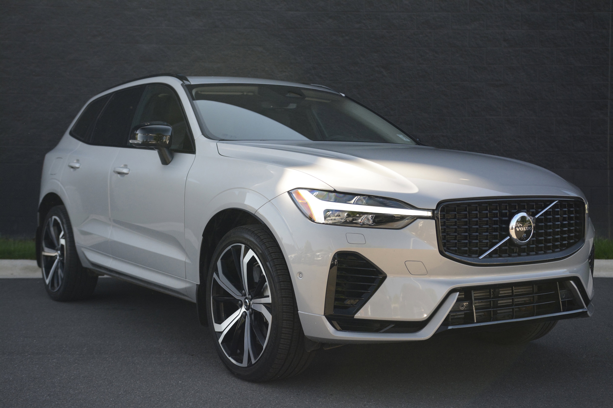 2023 Volvo XC60 Recharge Plug-In Hybrid Ultimate Dark photo 3
