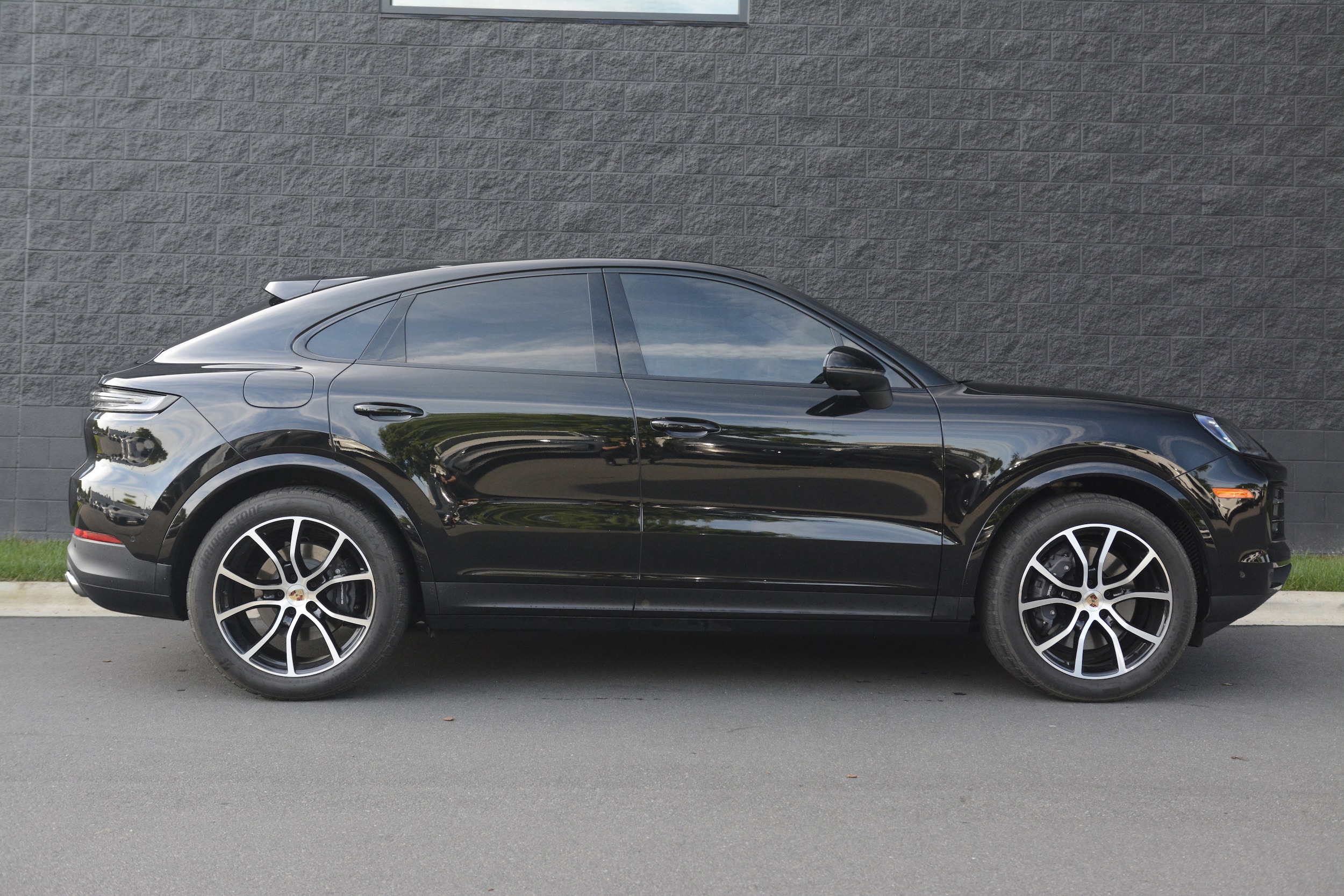 2025 Porsche Cayenne Coupe photo 3