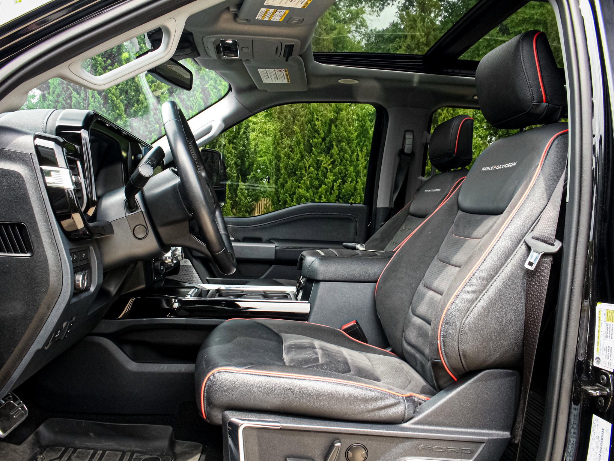 2023 Ford Super Duty F-250 SRW LARIAT photo 6