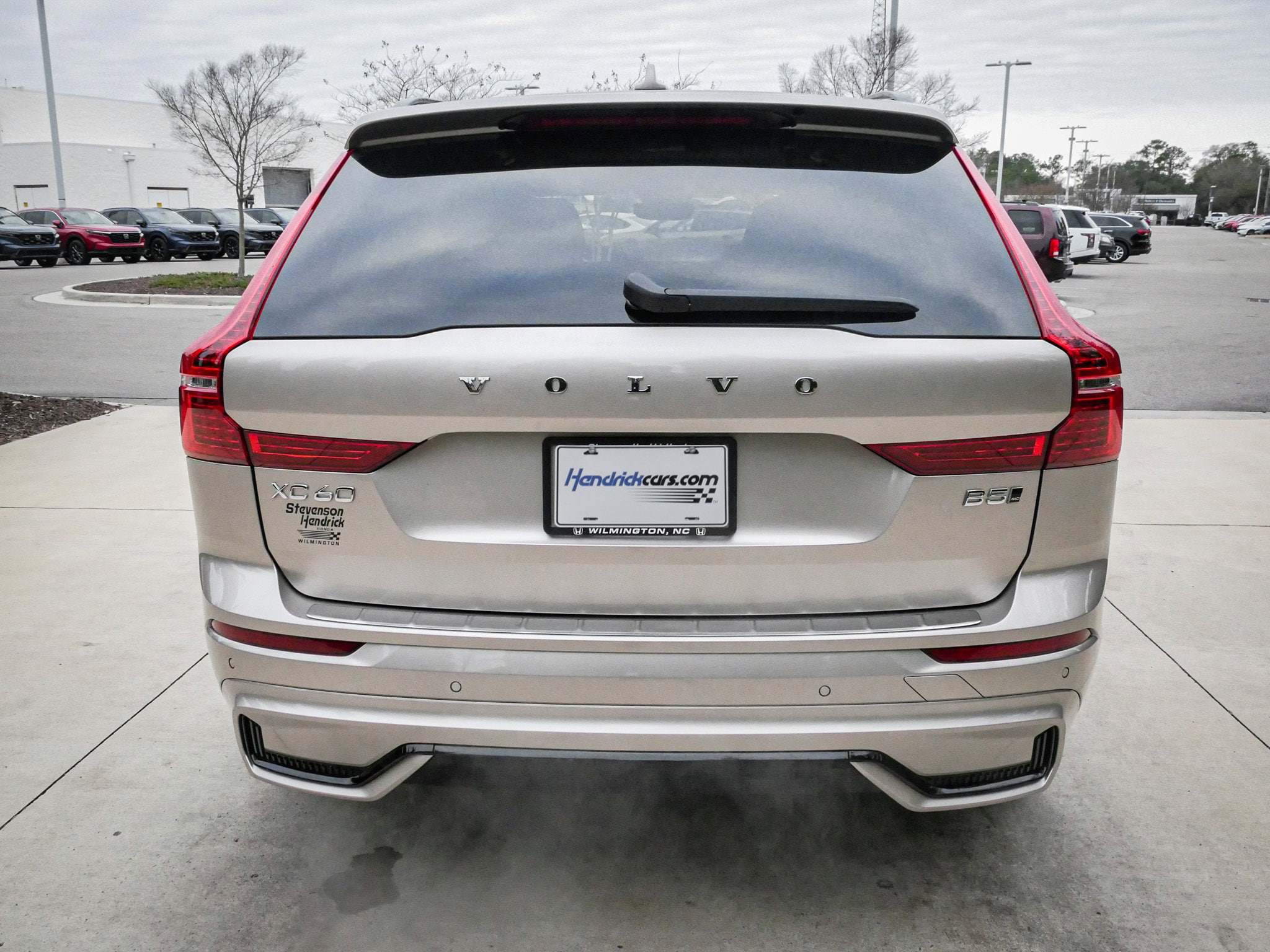 2024 Volvo XC60 Core Dark Theme photo 3