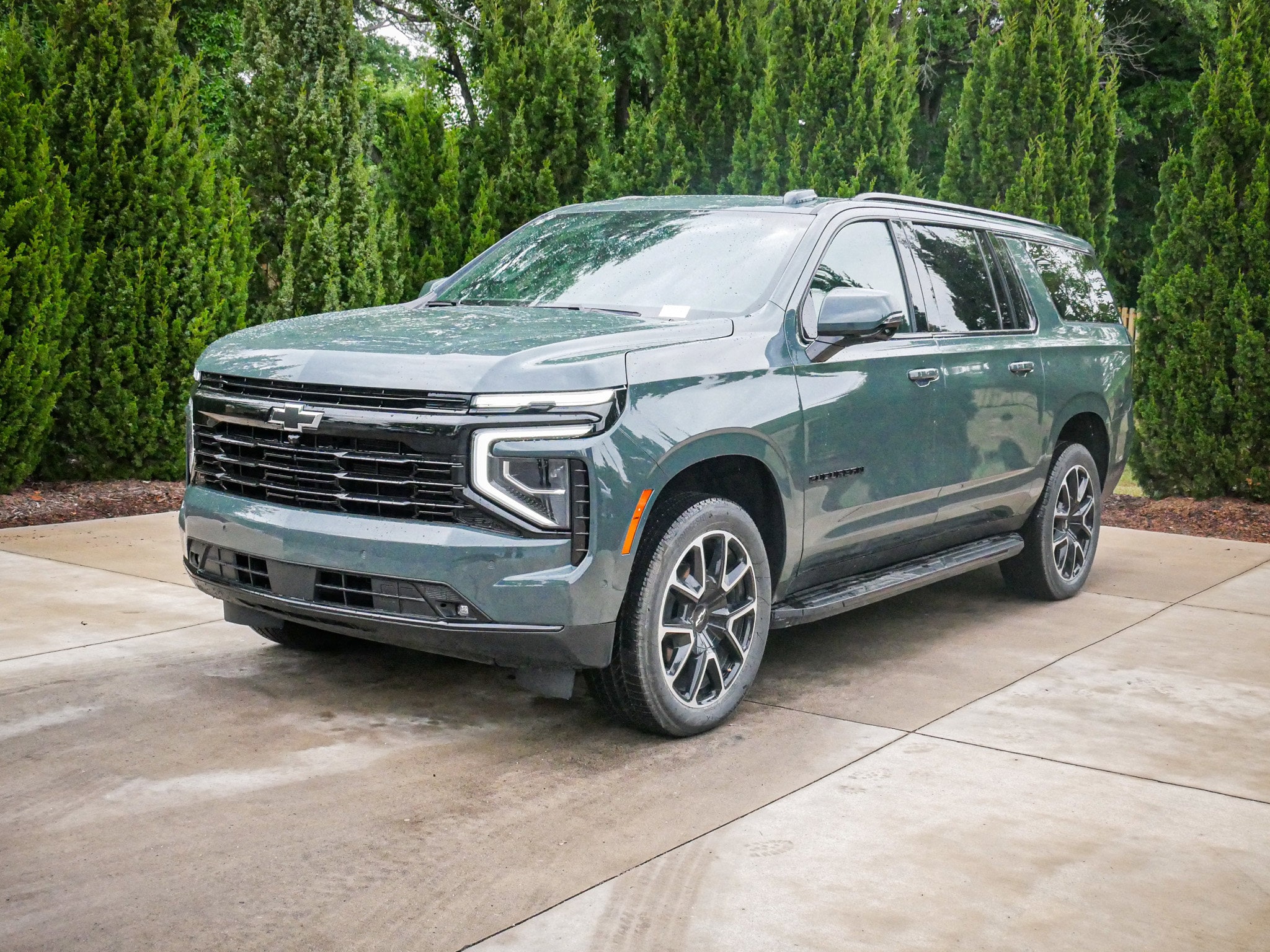 2026 Chevrolet Suburban RST photo 4