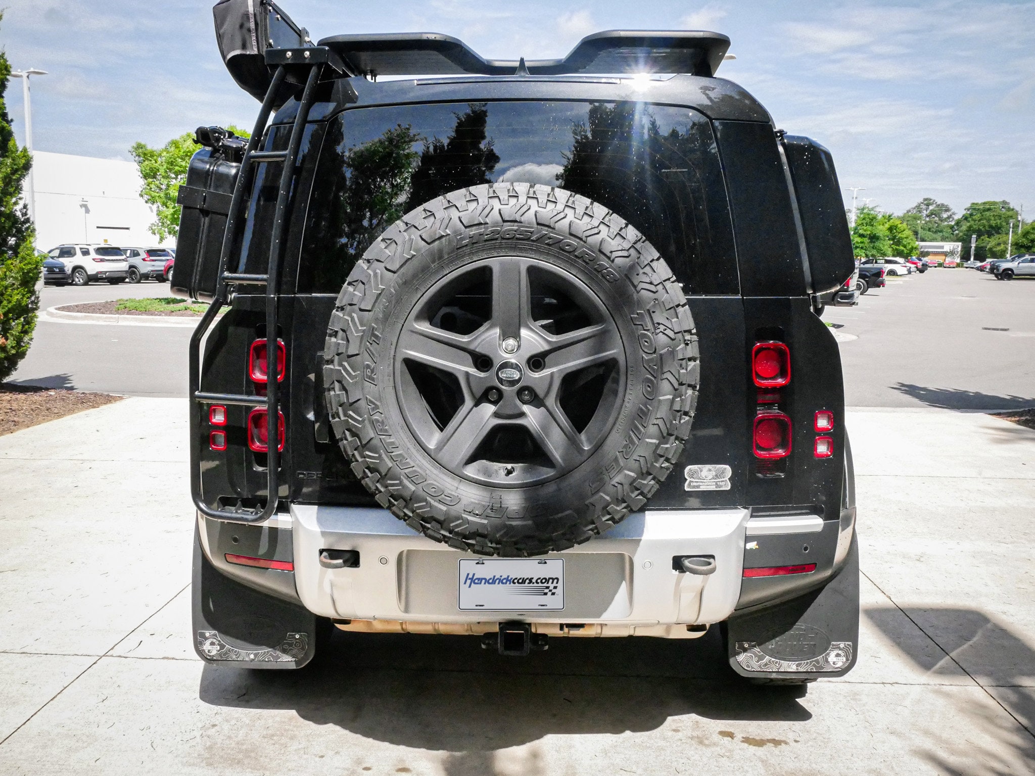 2023 Land Rover Defender S photo 3