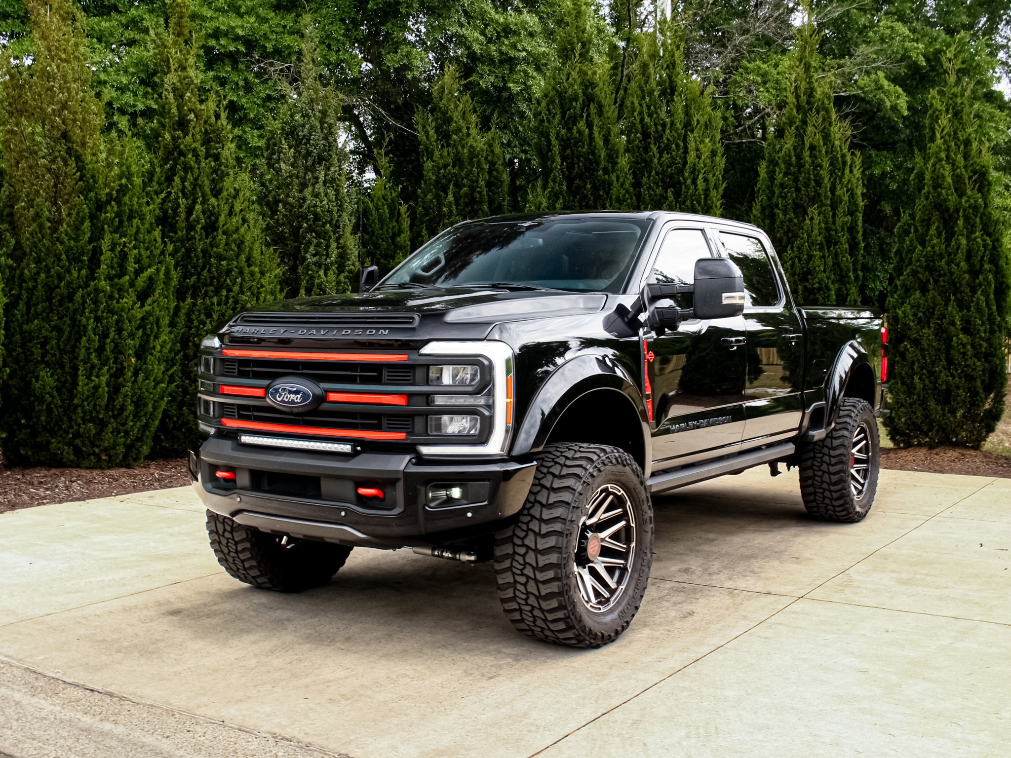 2023 Ford Super Duty F-250 SRW LARIAT photo 4