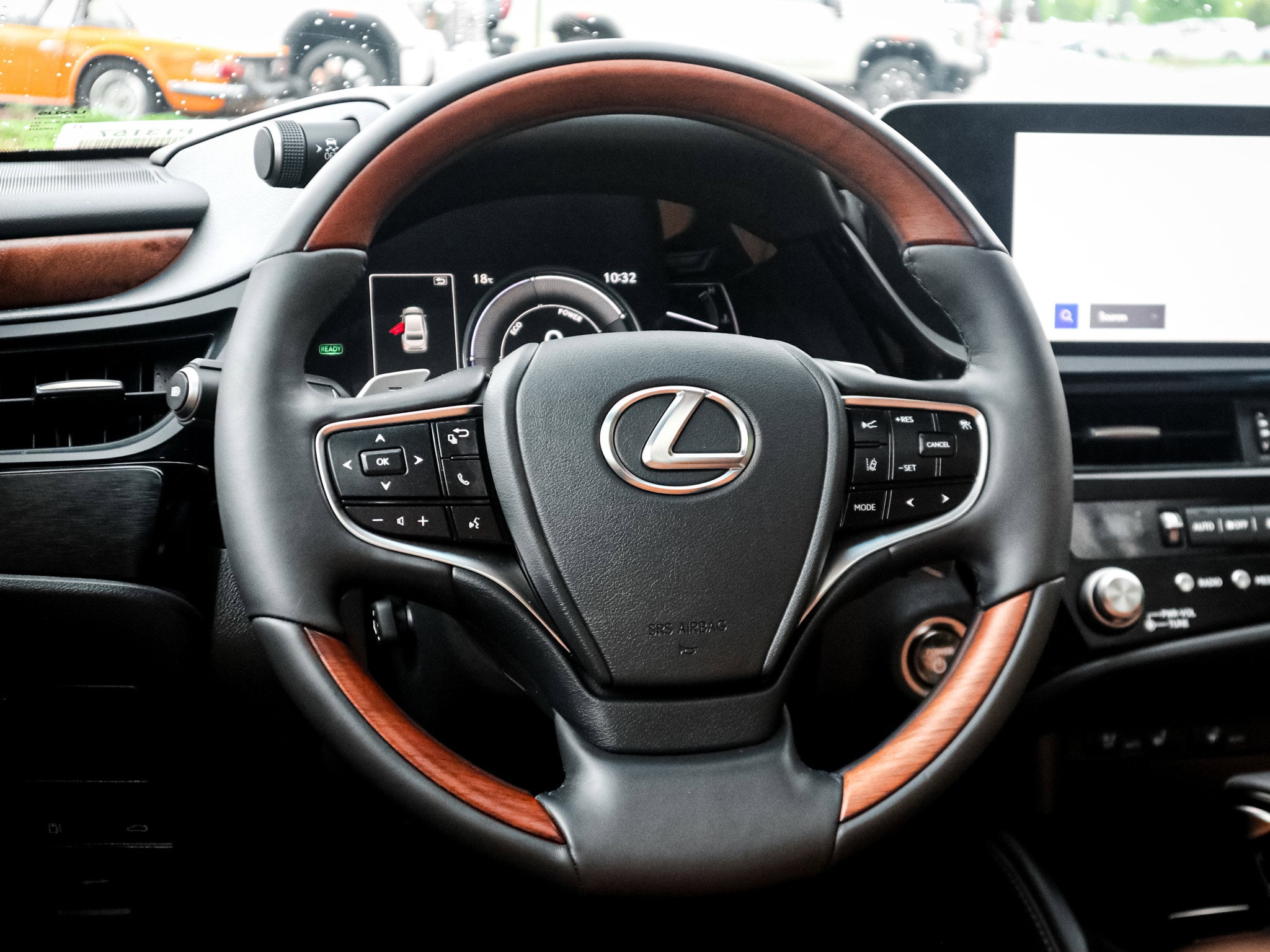 2025 LEXUS ES 300h photo 5
