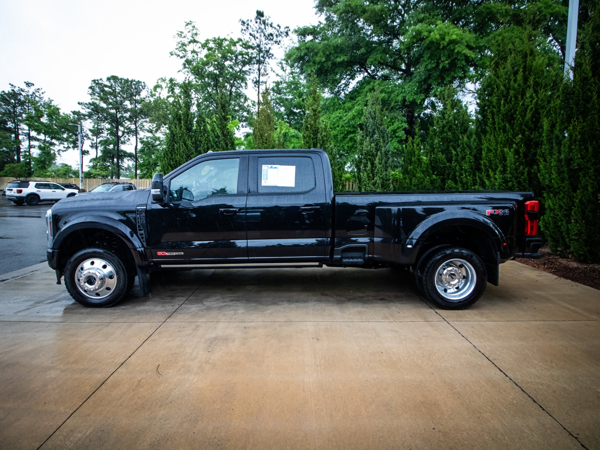 2025 Ford Super Duty F-450 DRW Platinum photo 5