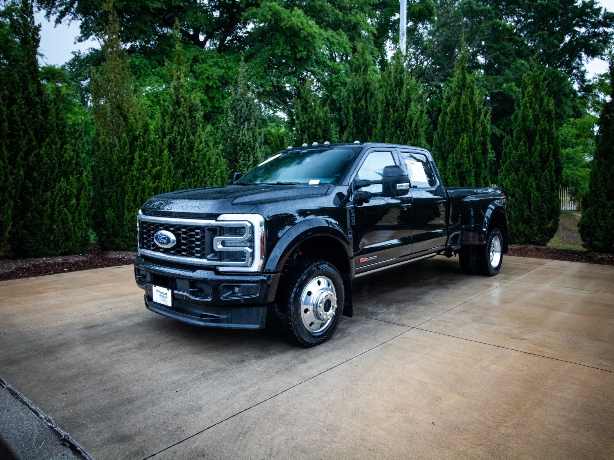 2025 Ford Super Duty F-450 DRW Platinum photo 4
