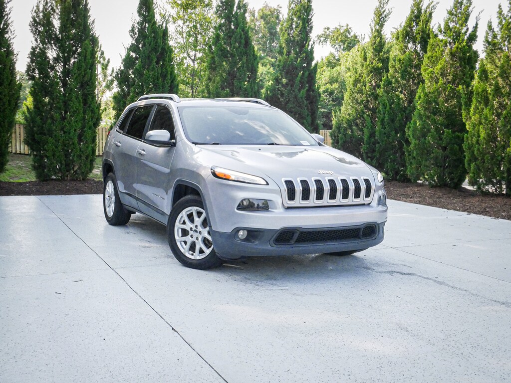Used 2018 Jeep Cherokee Latitude SUV