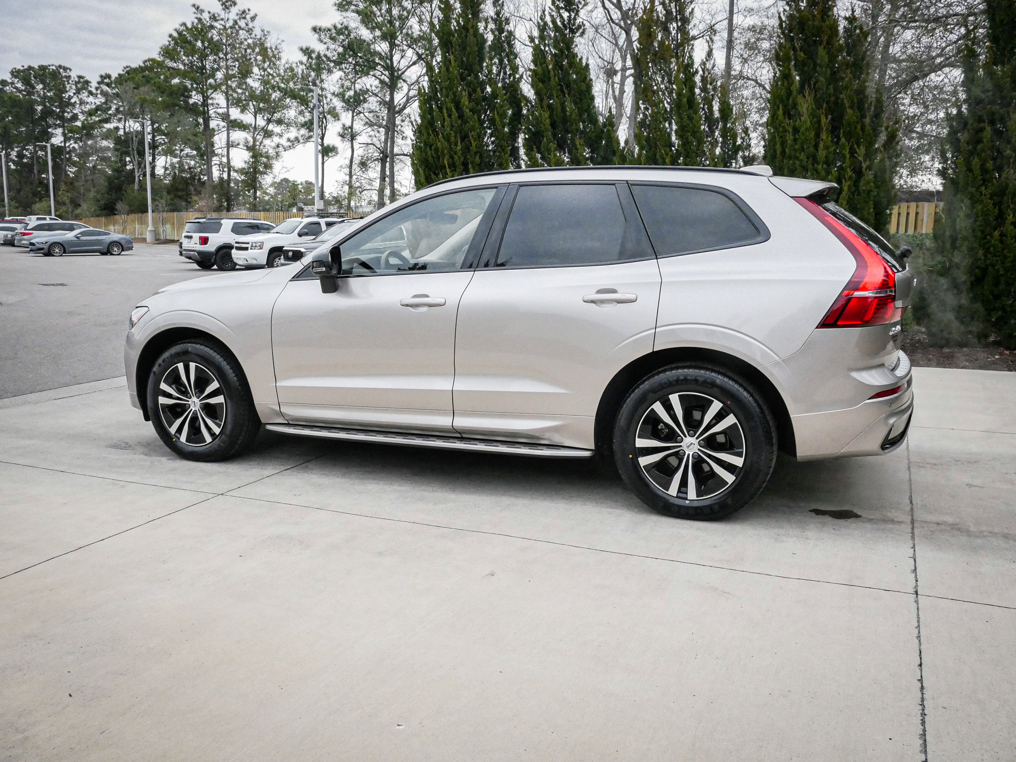 2024 Volvo XC60 Core Dark Theme photo 5