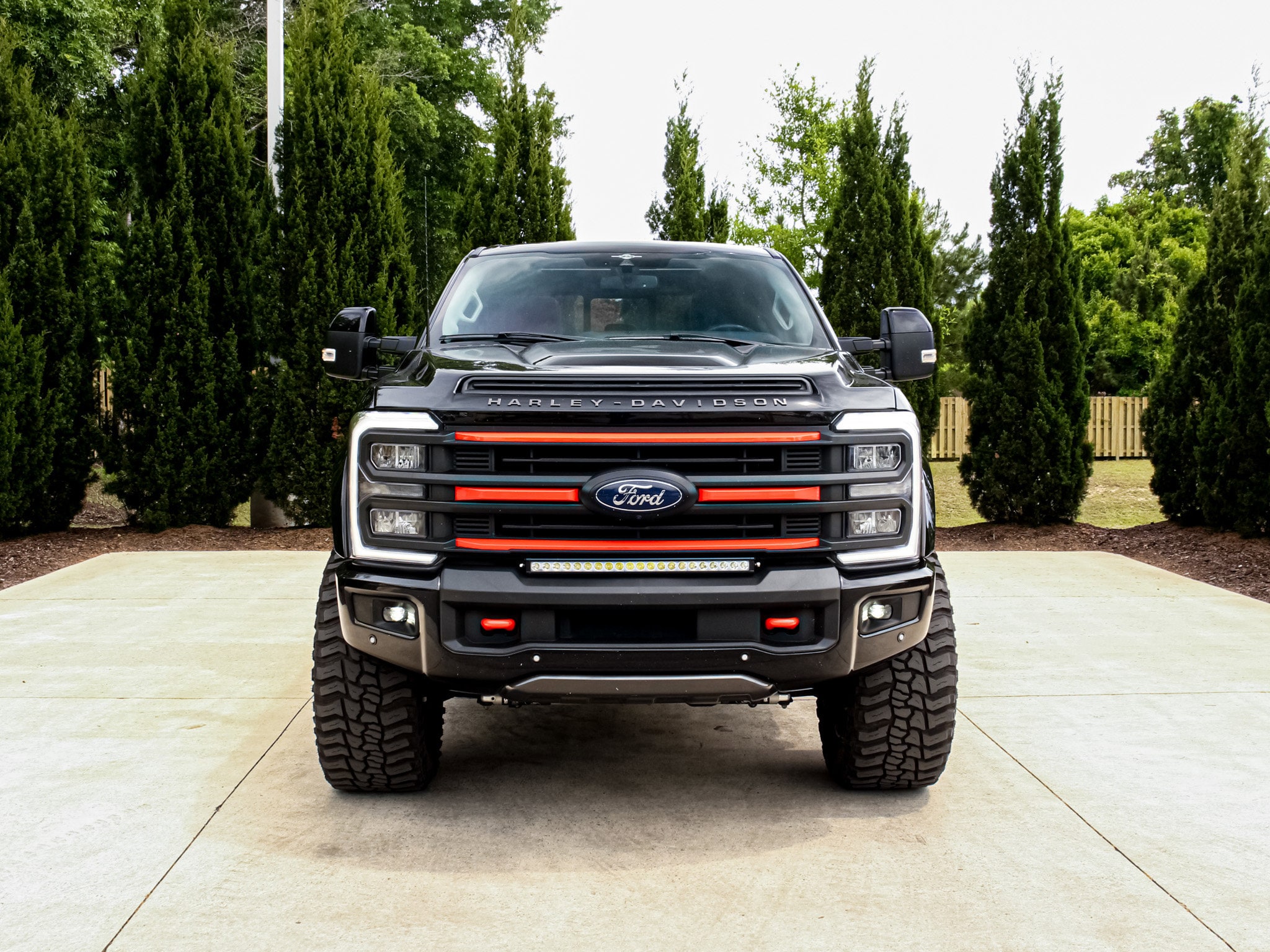 2023 Ford Super Duty F-250 SRW LARIAT photo 2