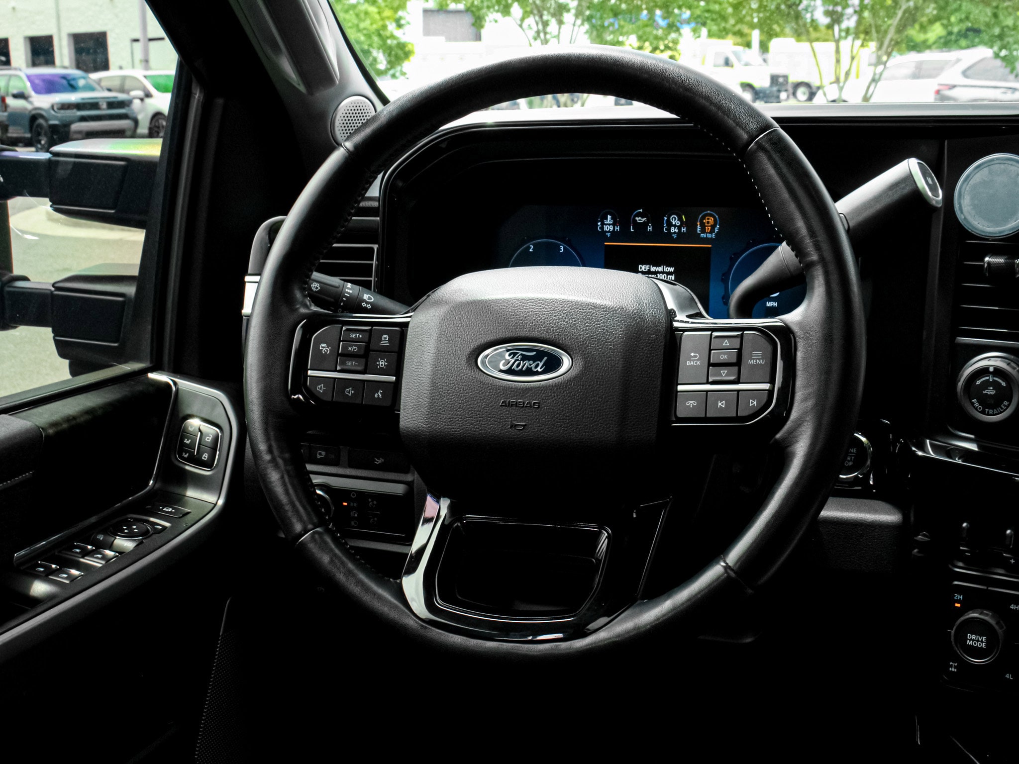 2023 Ford Super Duty F-250 SRW LARIAT photo 5