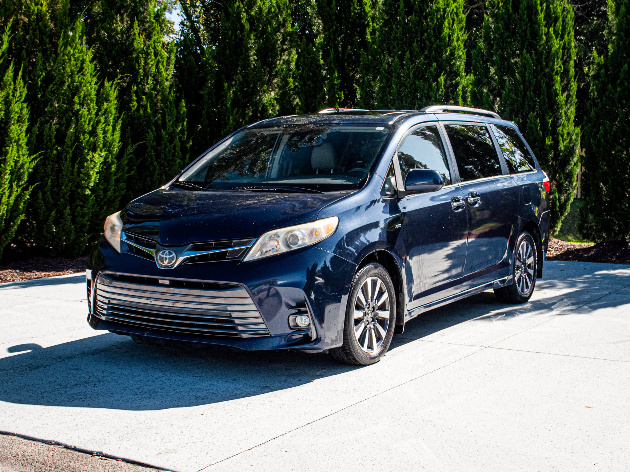 Used 2018 Toyota Sienna XLE Minivan