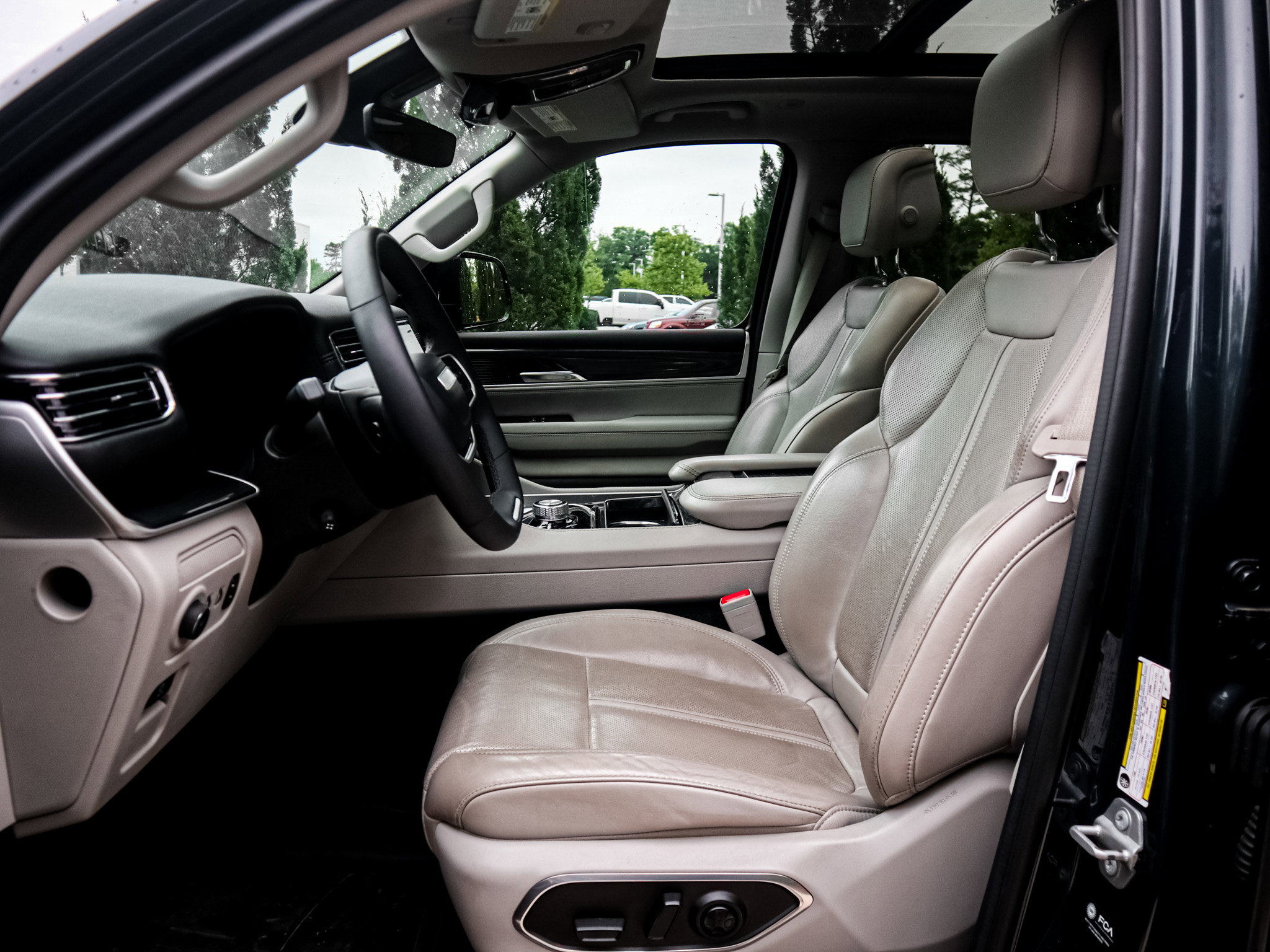 2023 Jeep Wagoneer photo 6