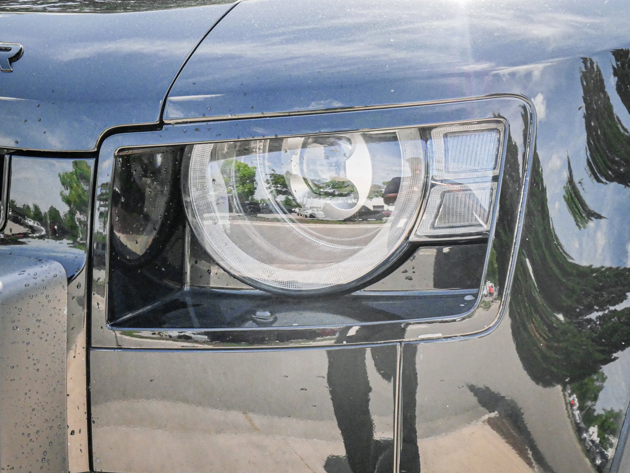 2023 Land Rover Defender S photo 4