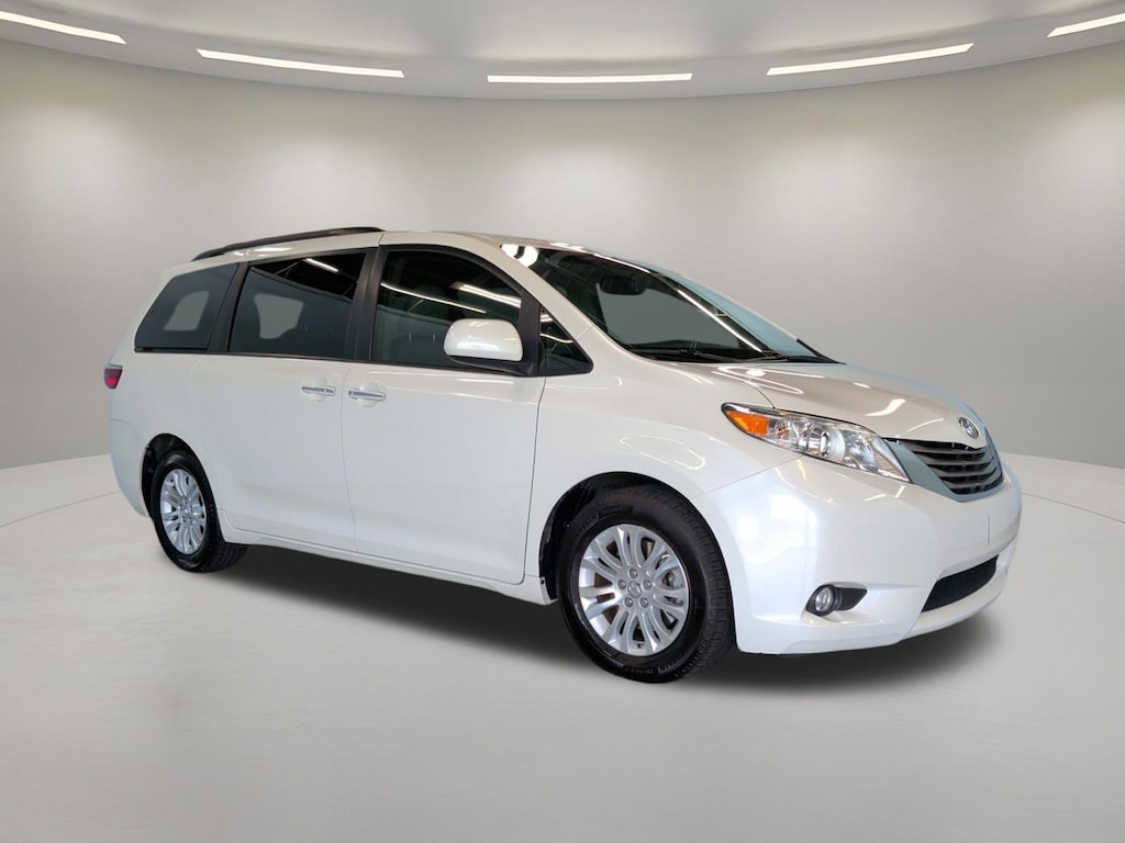 Used 2017 Toyota Sienna XLE 7 Passenger Auto Access Seat Van