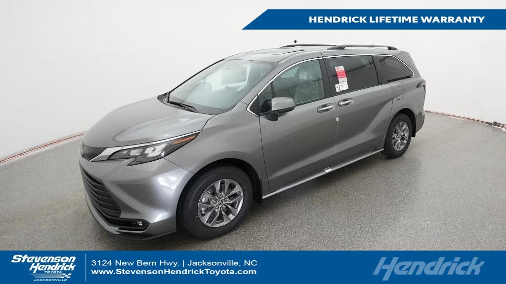 2026 Toyota Sienna XLE's photo