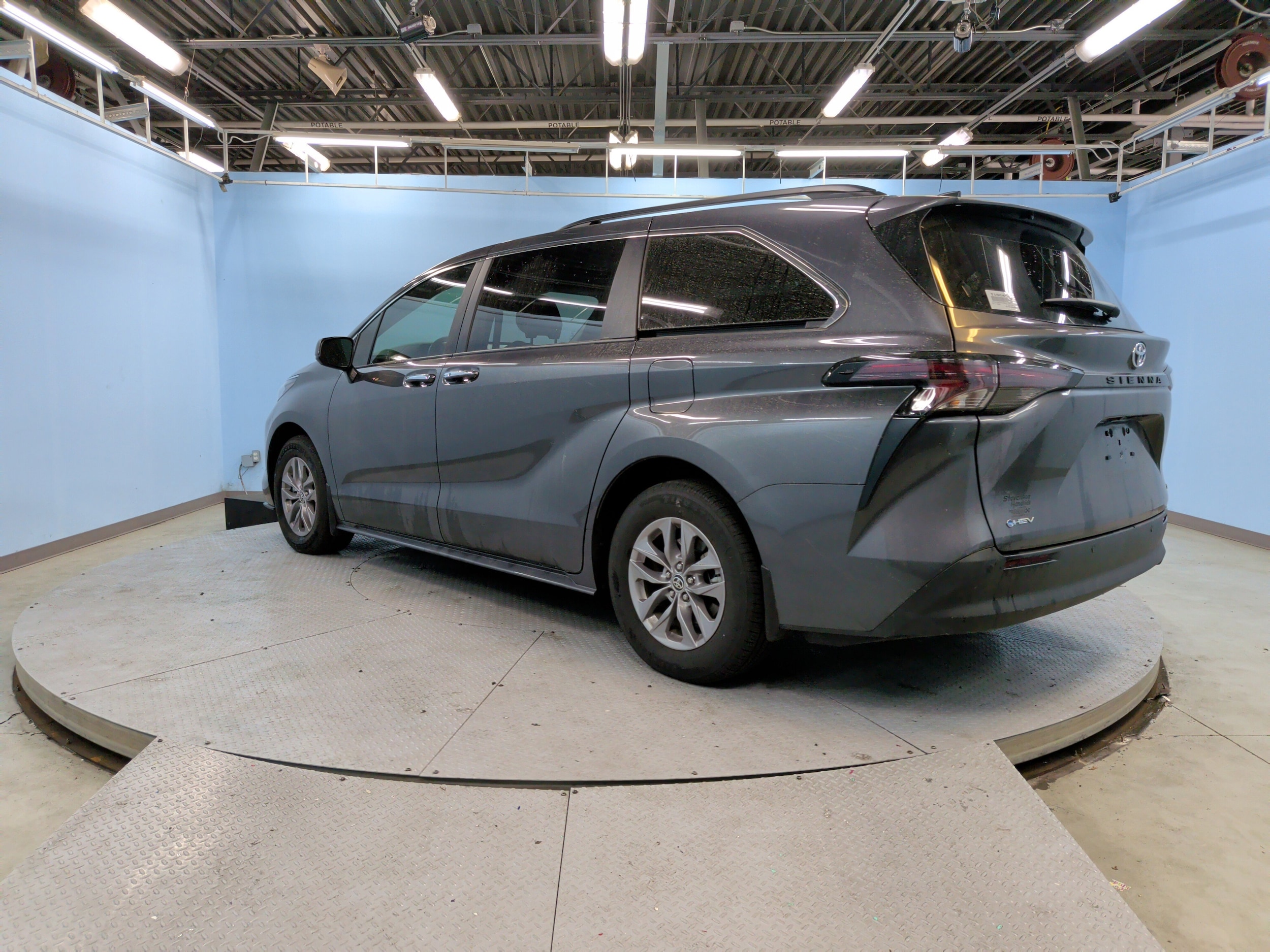 2025 Toyota Sienna XLE 8 Passenger photo 3