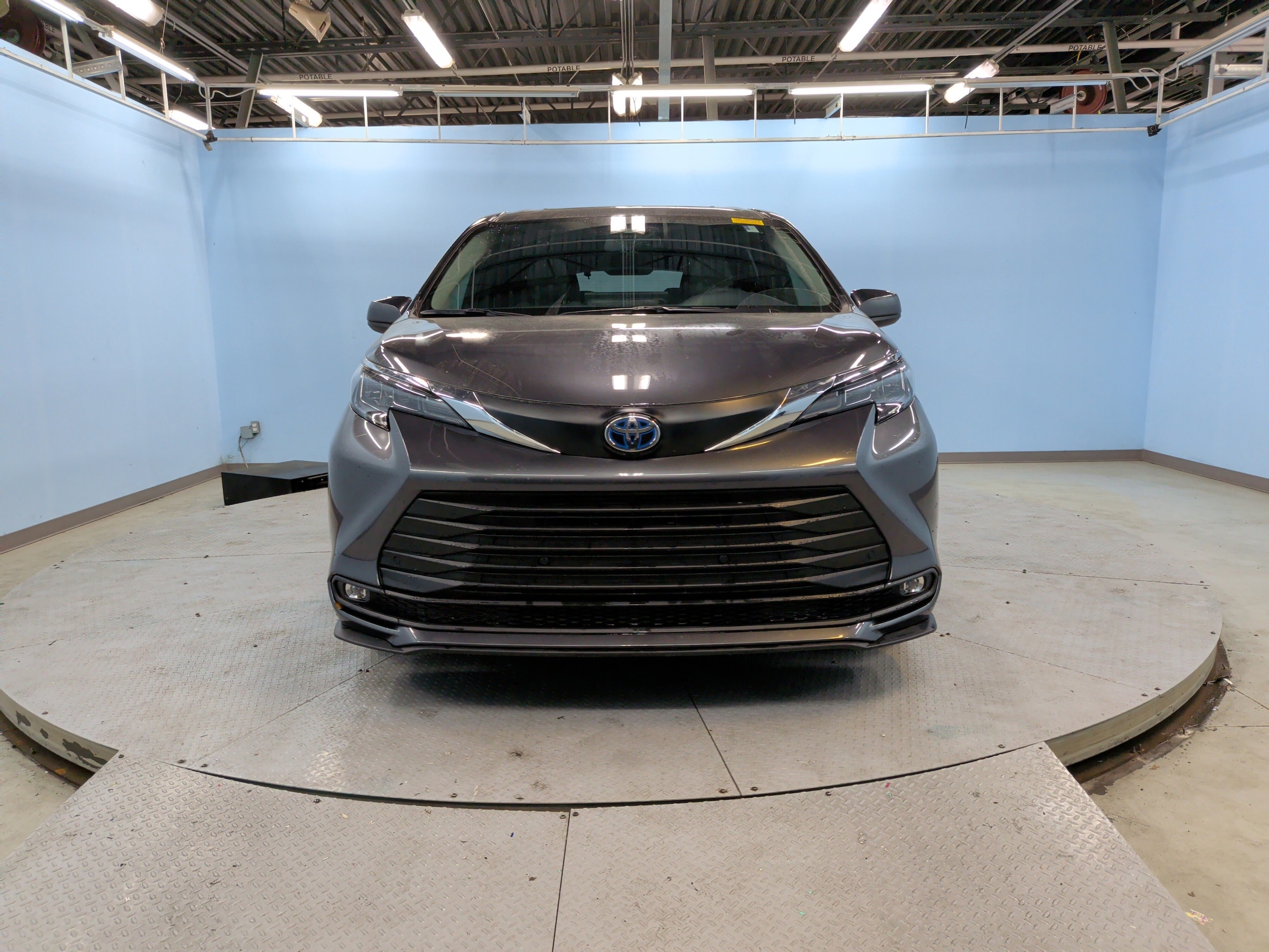 2025 Toyota Sienna XLE 8 Passenger photo 4