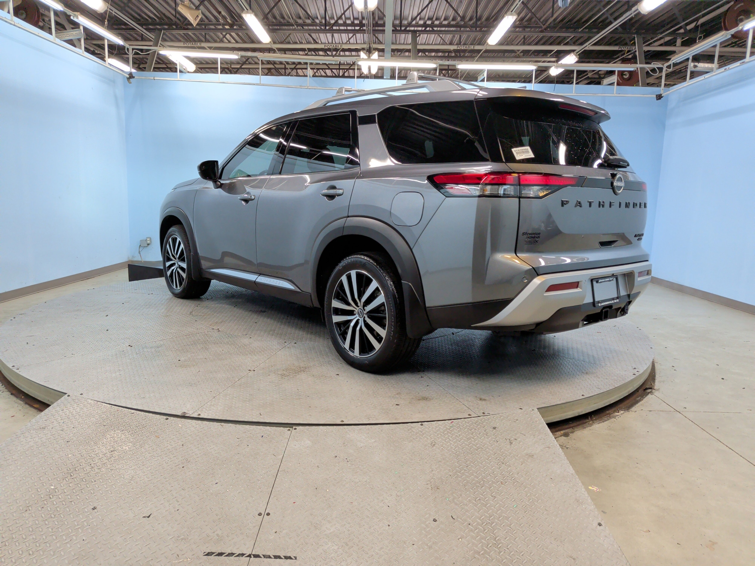 2025 Nissan Pathfinder Platinum photo 3