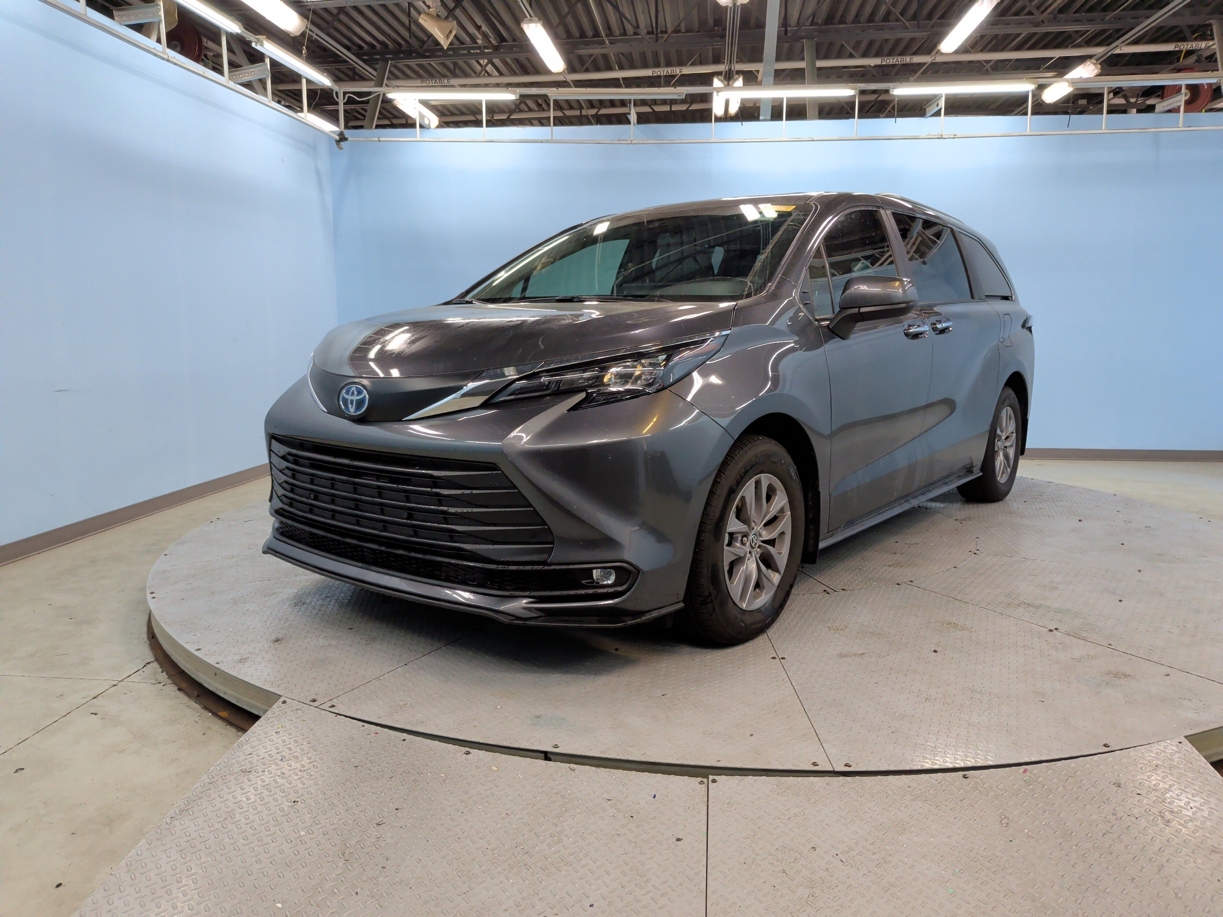 2025 Toyota Sienna XLE 8 Passenger photo 5