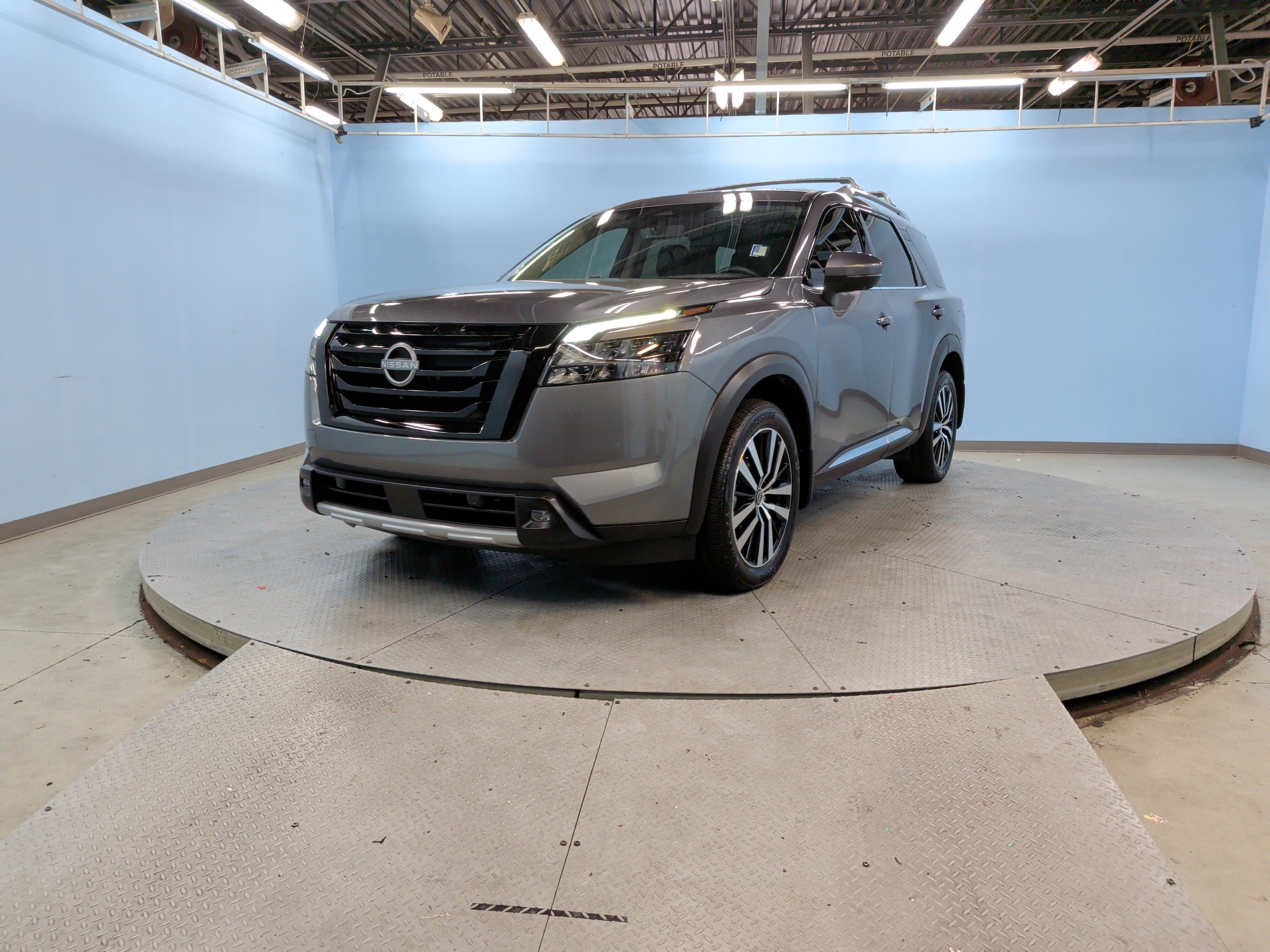 2025 Nissan Pathfinder Platinum photo 5