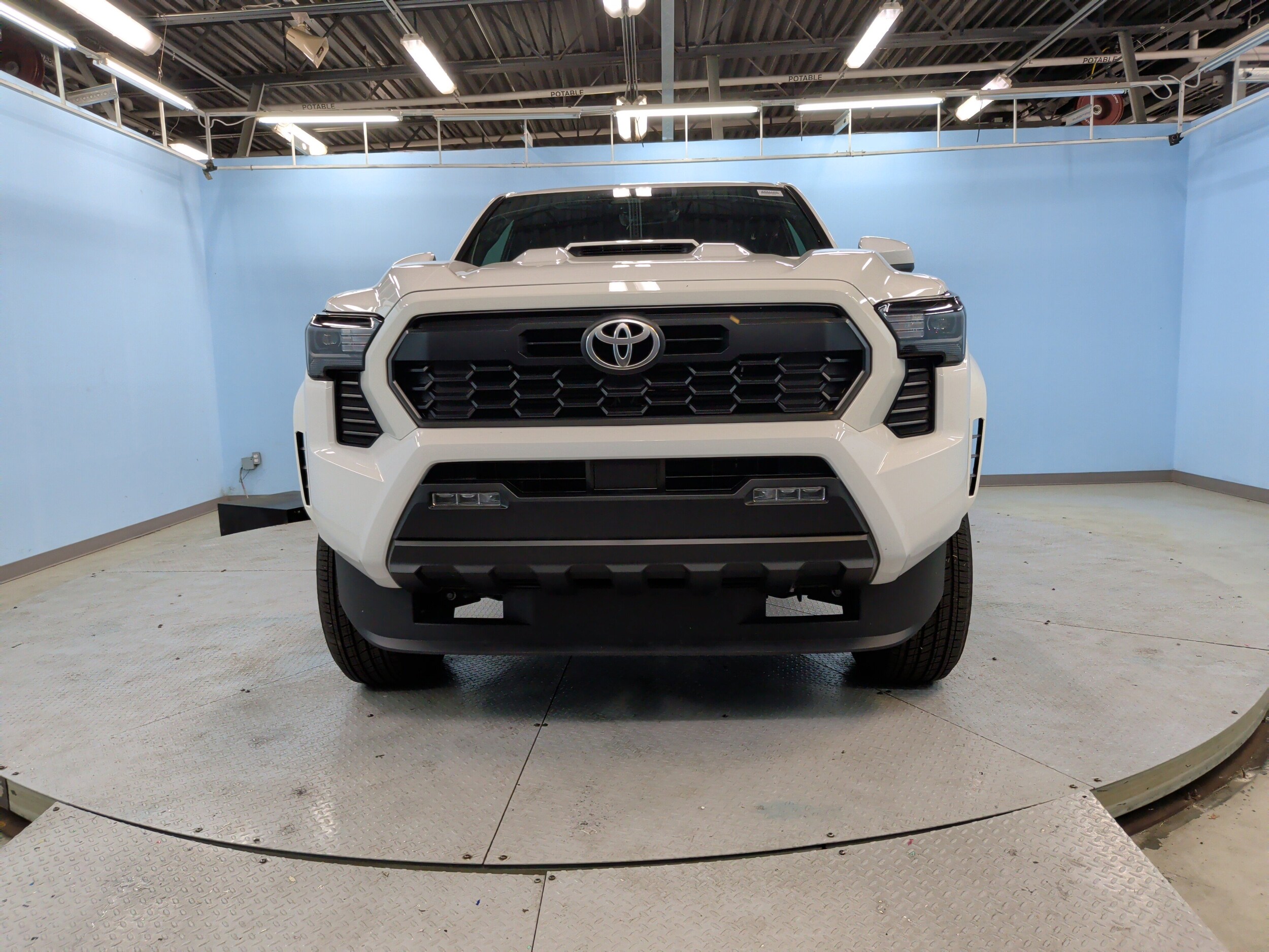 2025 Toyota Tacoma i-FORCE MAX TRD Off Road photo 4