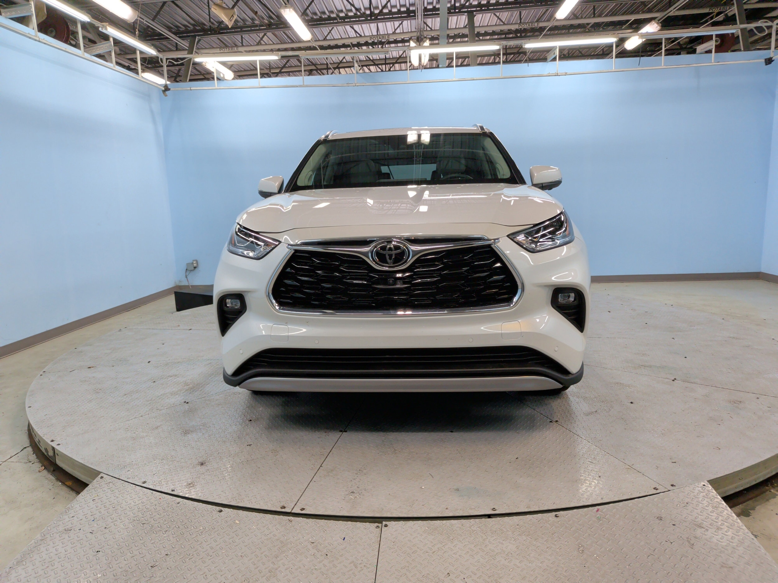 2026 Toyota Highlander Hybrid Platinum photo 4