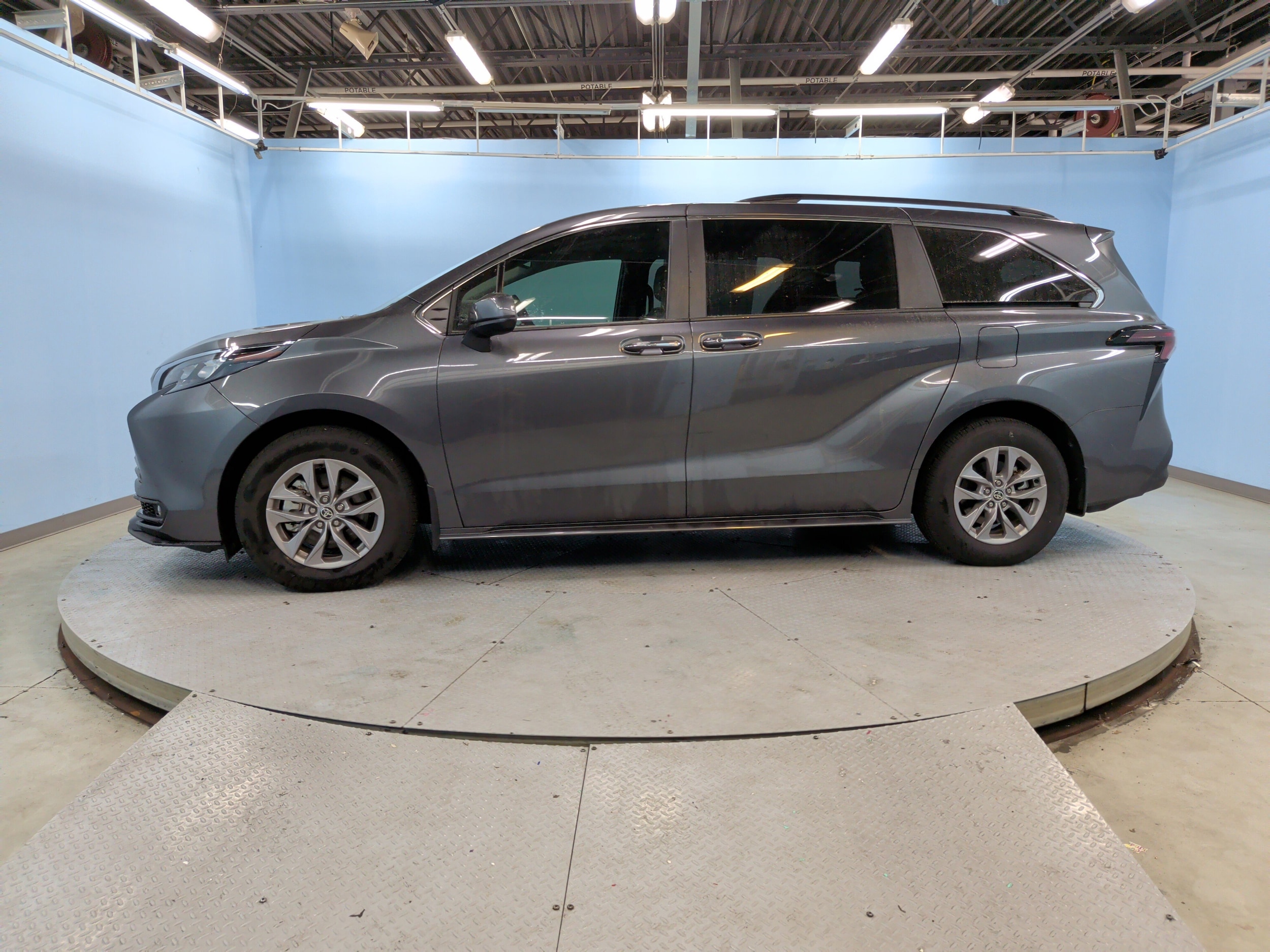 2025 Toyota Sienna XLE 8 Passenger photo 6