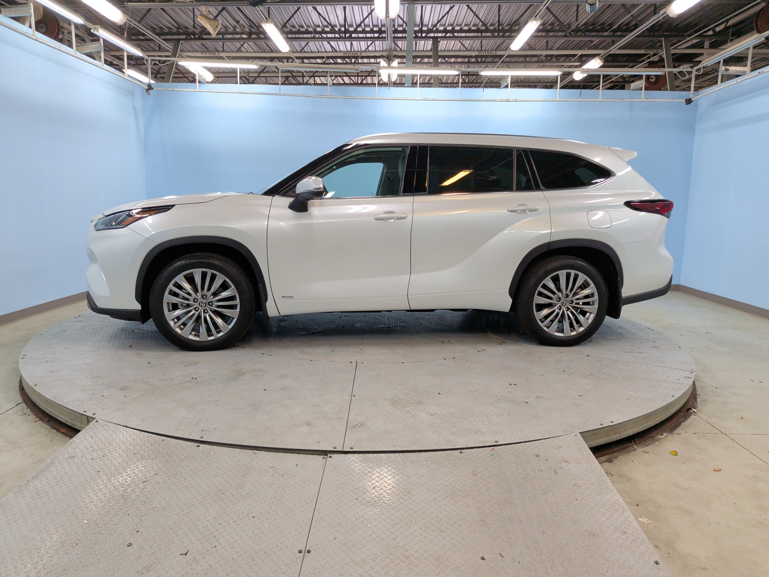2026 Toyota Highlander Hybrid Platinum photo 6