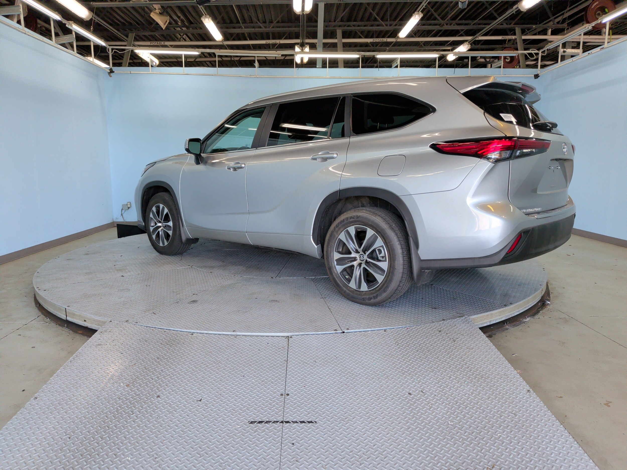 2023 Toyota Highlander XLE photo 3