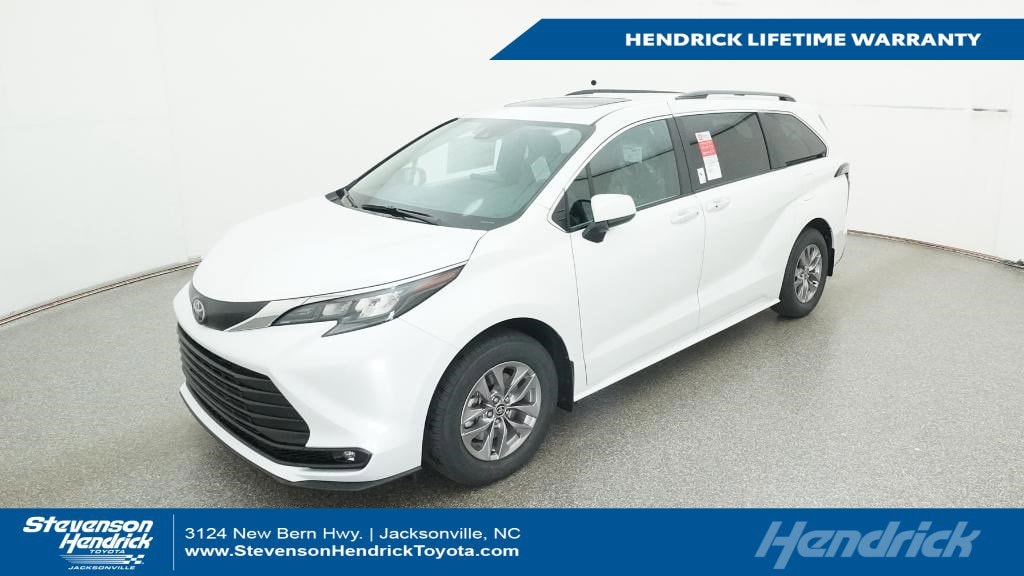 2026 Toyota Sienna XLE's photo