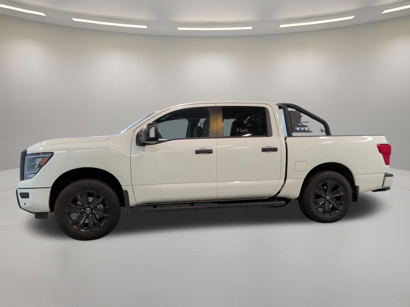 2023 Nissan Titan SV photo 5