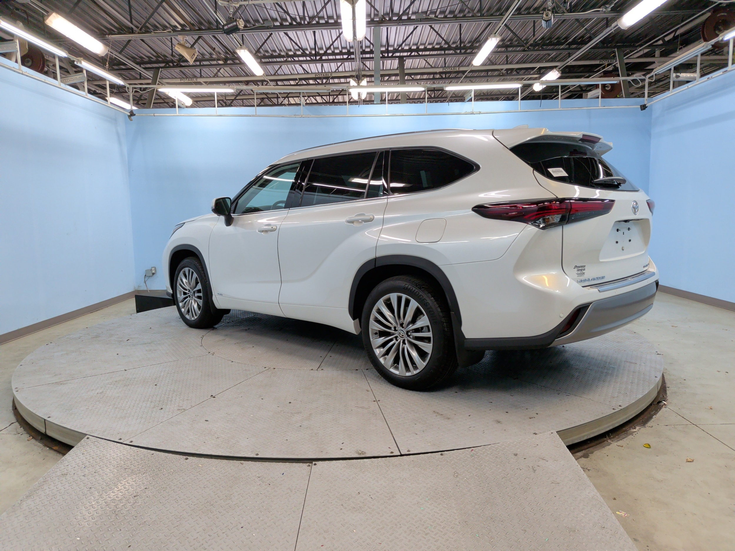 2026 Toyota Highlander Hybrid Platinum photo 3