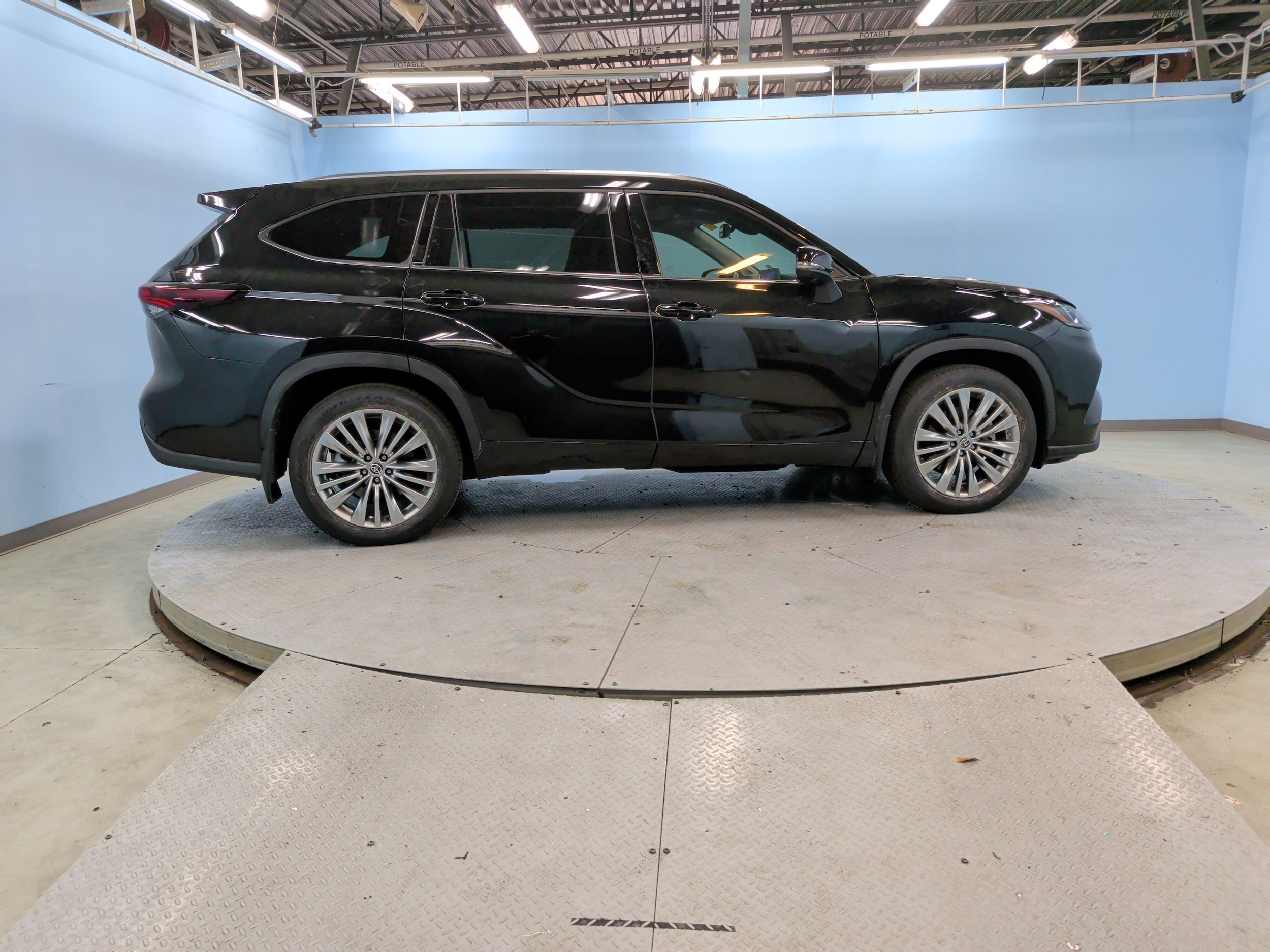 2024 Toyota Highlander Platinum photo 3