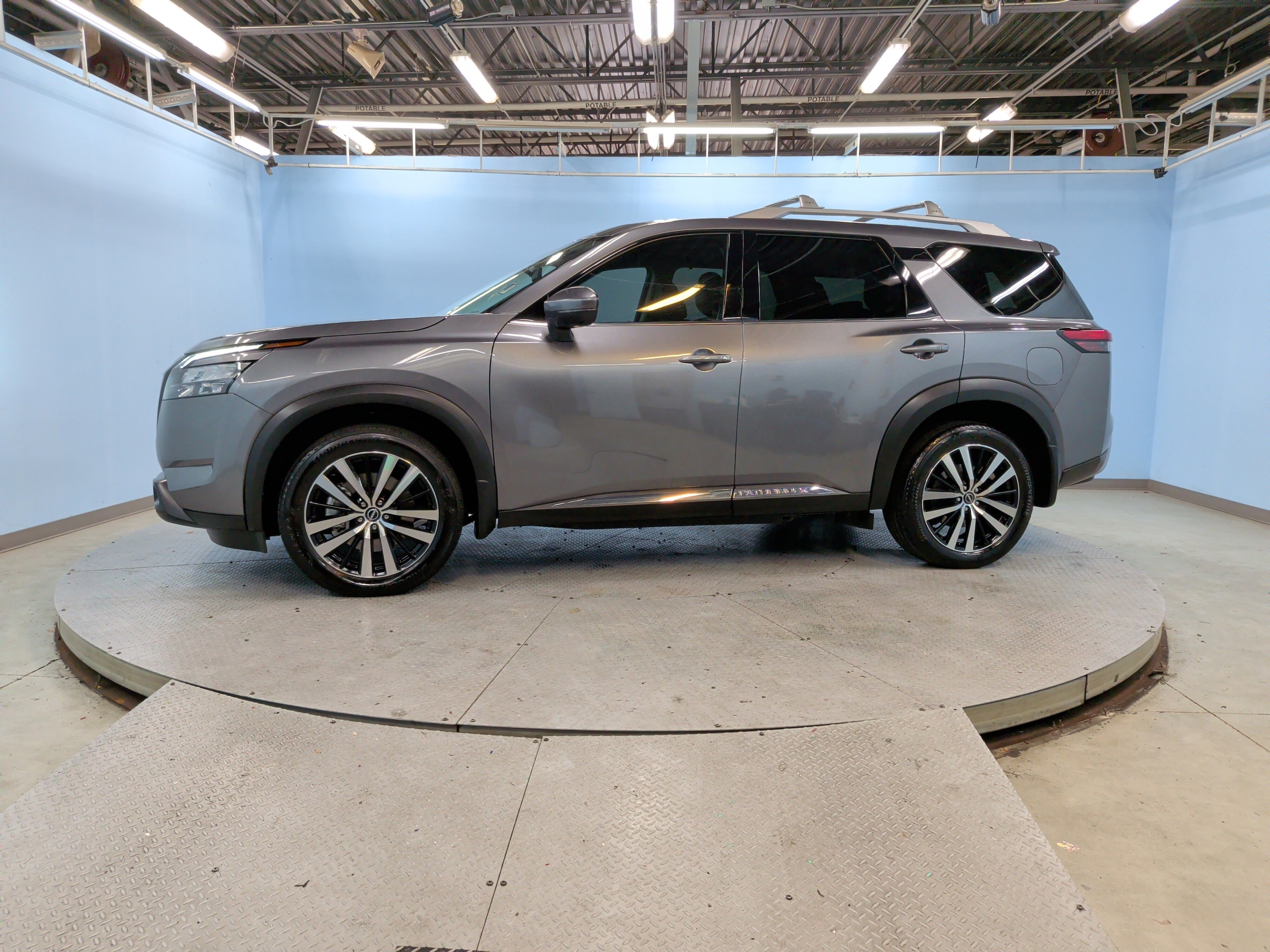 2025 Nissan Pathfinder Platinum photo 6