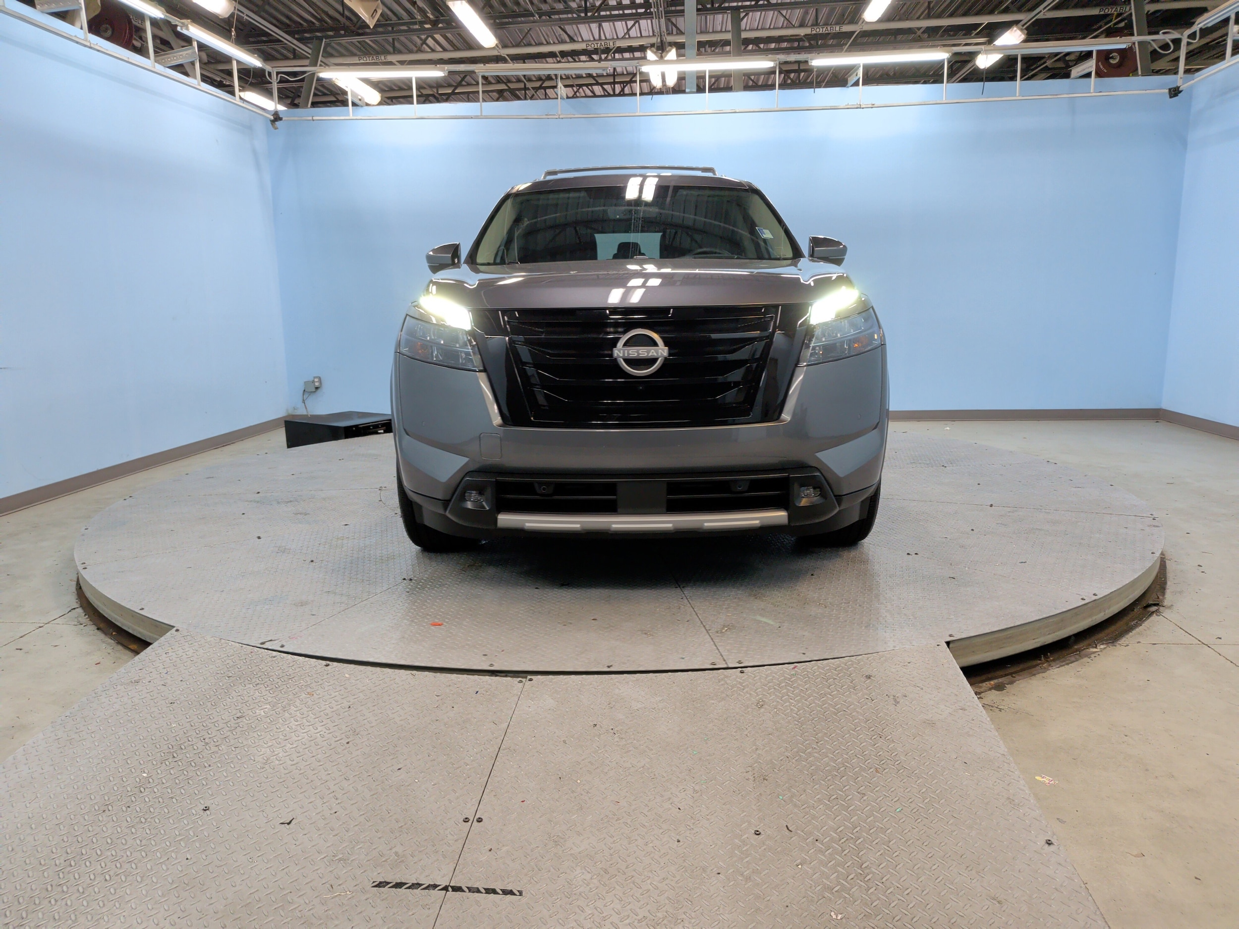 2025 Nissan Pathfinder Platinum photo 4