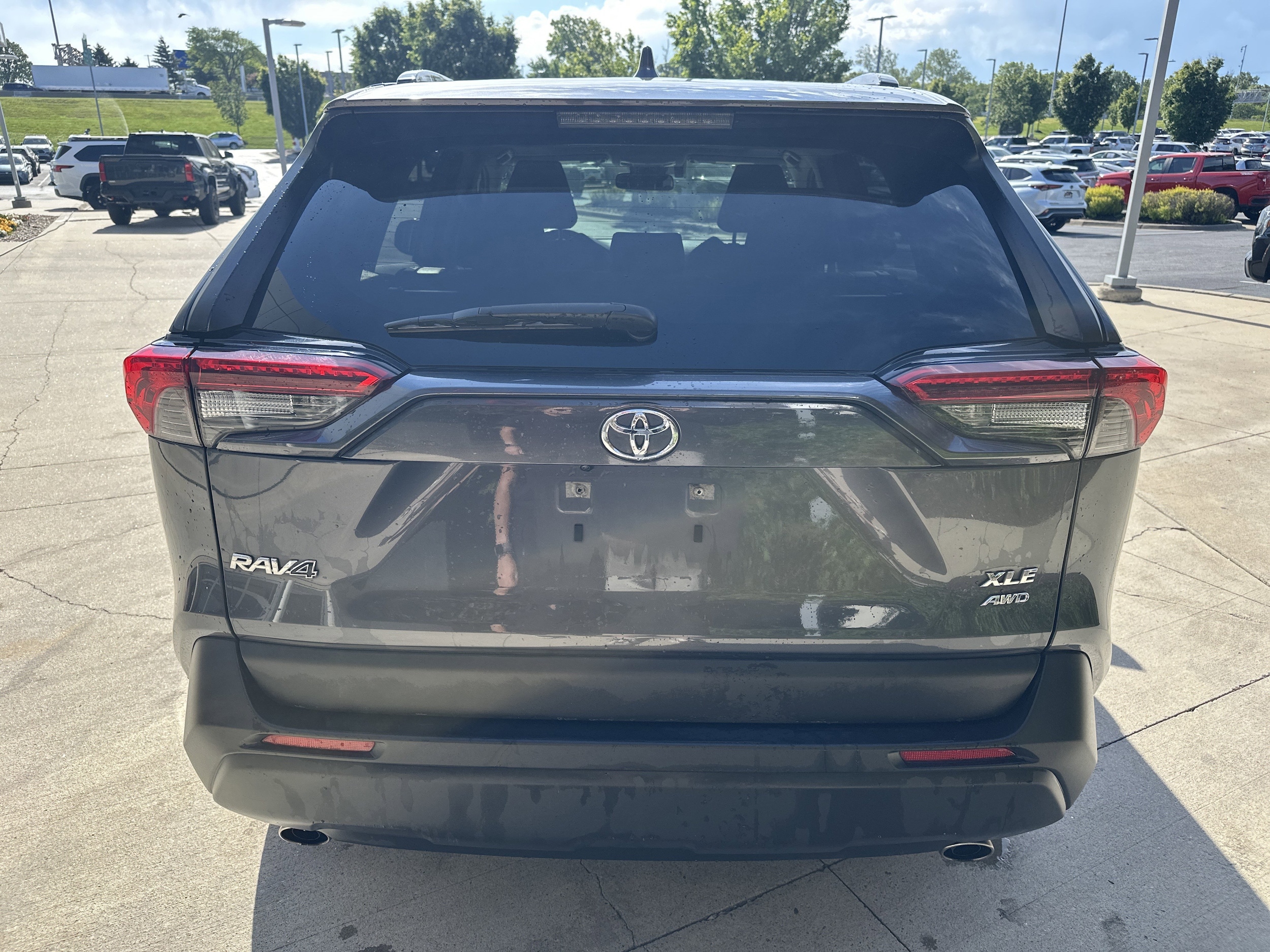 2020 Toyota RAV4 XLE photo 3
